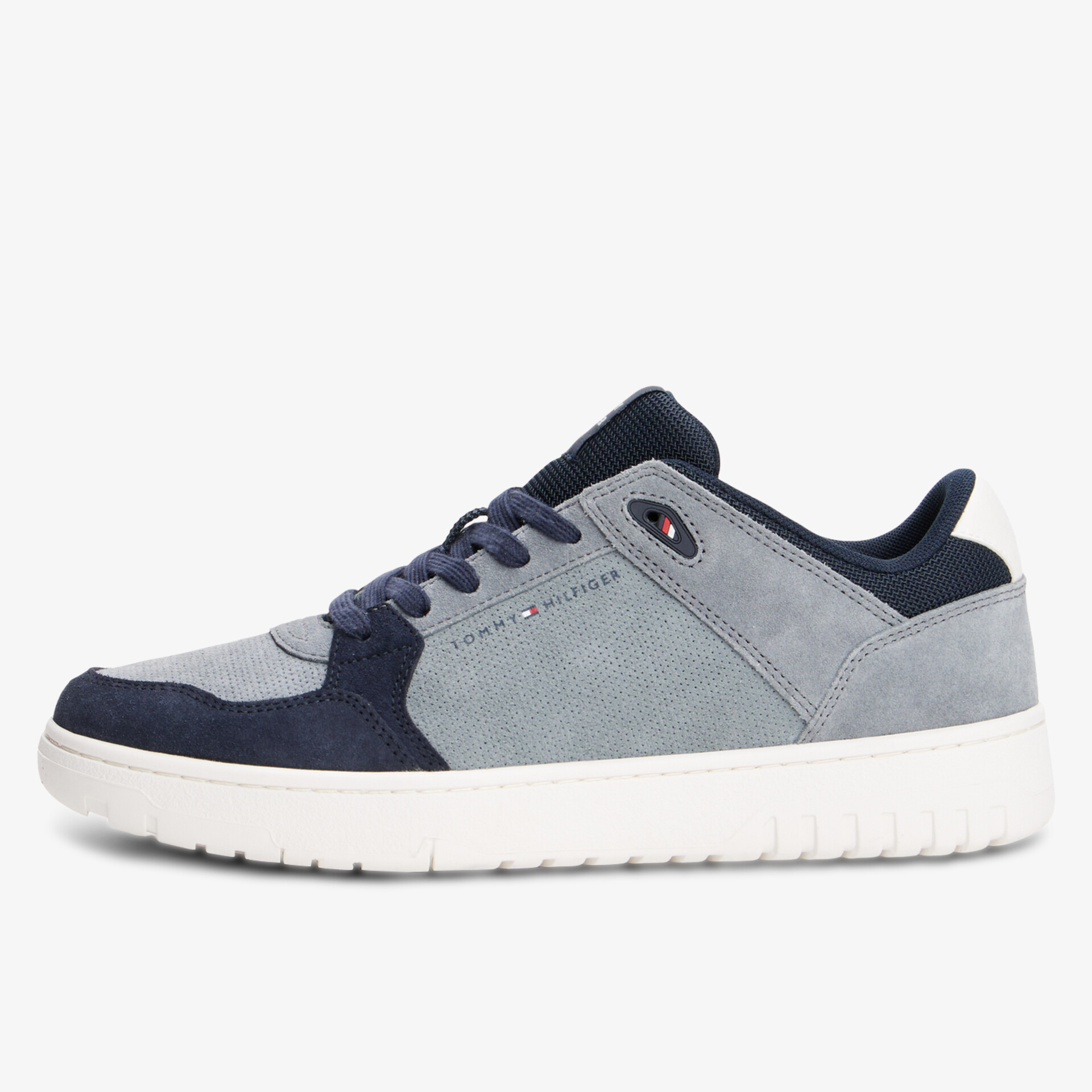 seitliche Ansicht eines leichten, bequemen Sneakers mit rutschfester Sohle und modischem Farbdesign