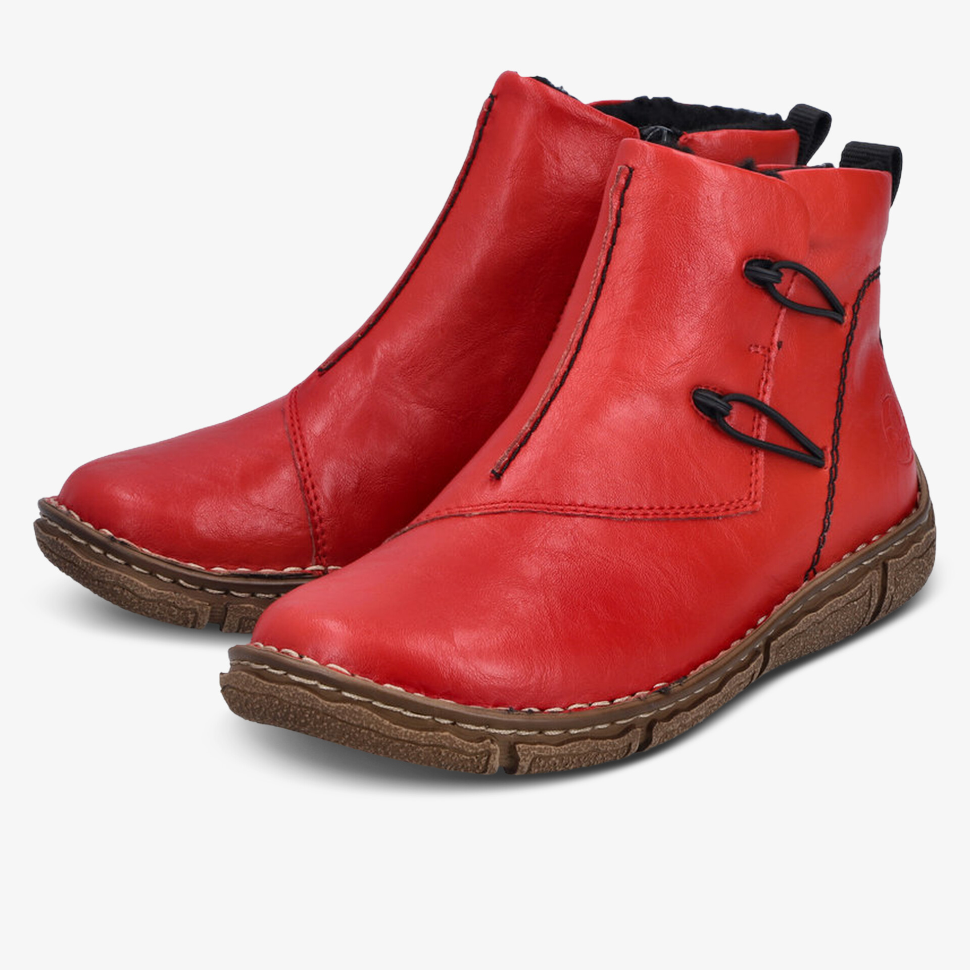 Rote bequeme Stiefeletten aus weichem Leder mit rutschfester brauner Sohle in schräger Vorderansicht