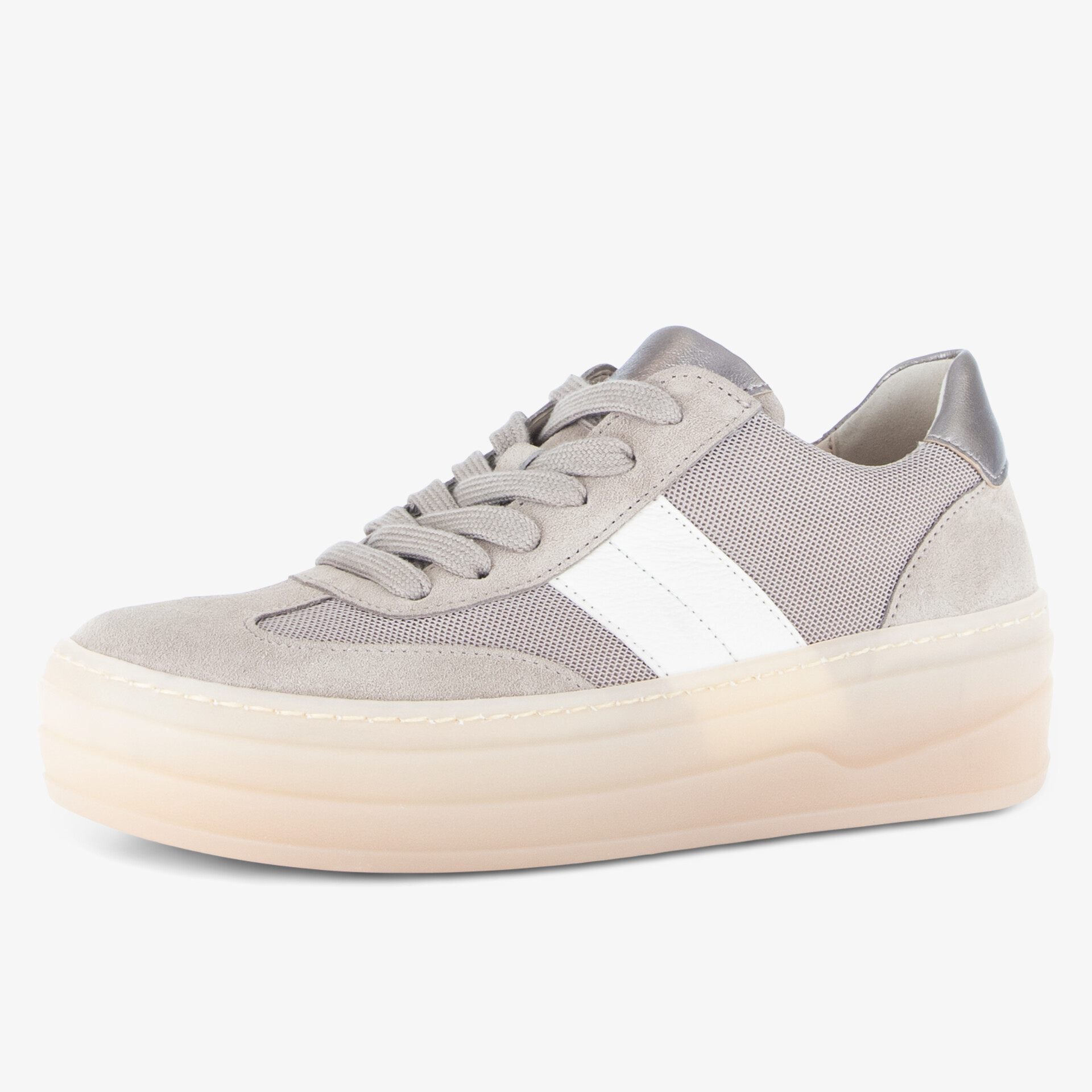 Moderner Schuh mit weißem Streifendesign auf robuster Sohle.