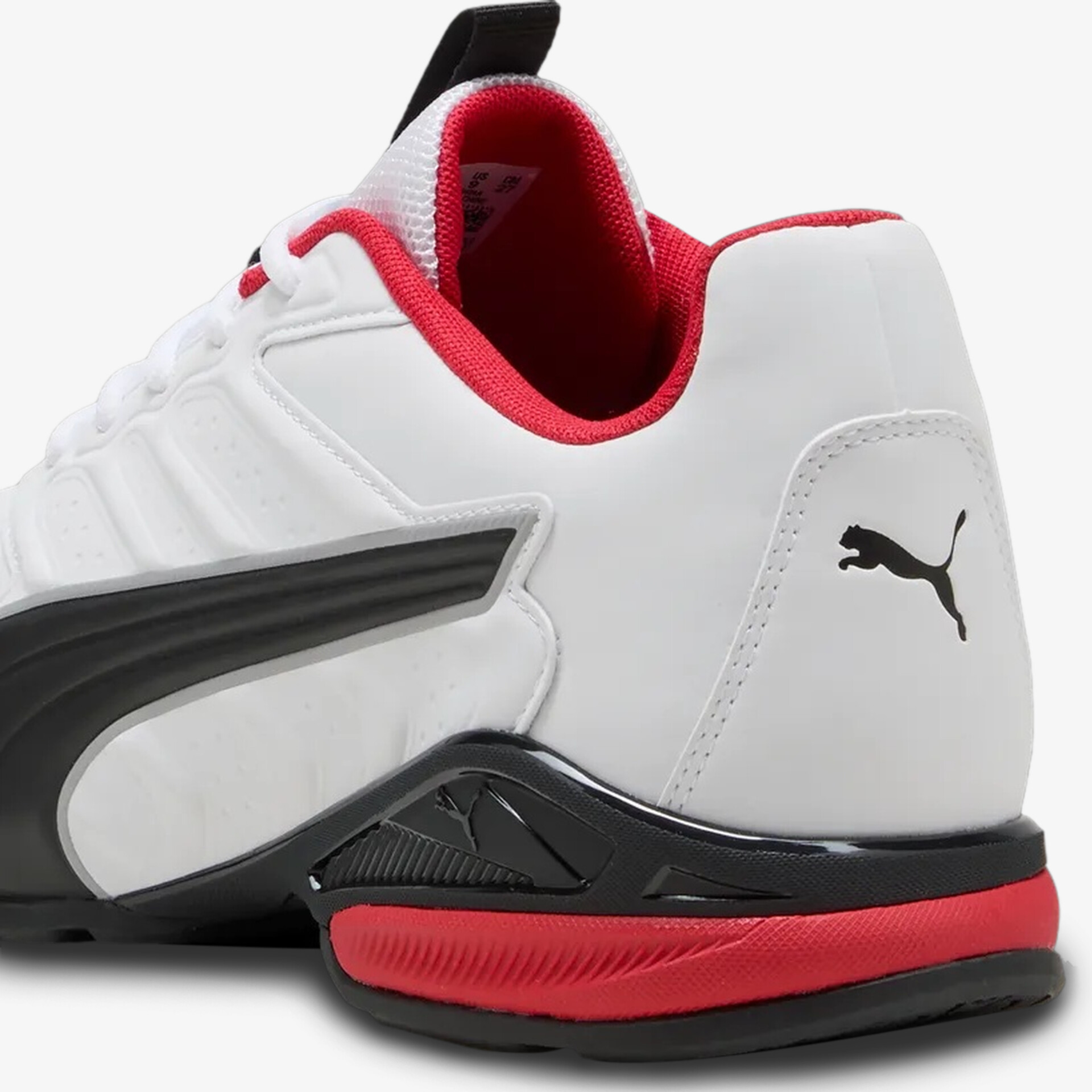 Weißer Puma Sneaker mit roten Details und schwarzem Puma-Logo, sportlich und modern gestaltet