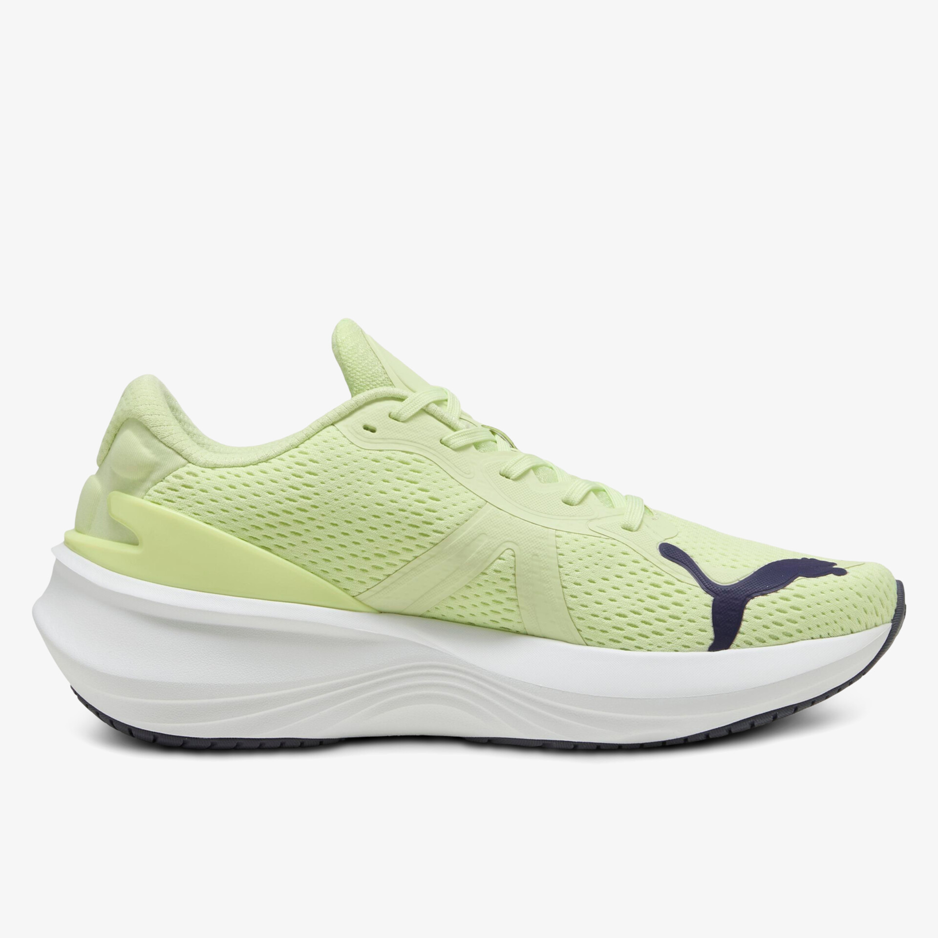 seitliche Ansicht eines sportlichen Schuhs mit atmungsaktivem Material und komfortabler Sohle