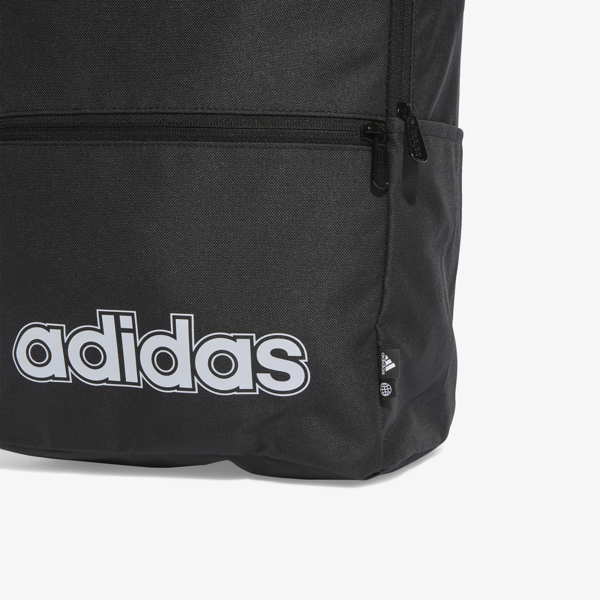 Schwarzer adidas Rucksack mit großem Logo, strapazierfähig und praktisch für Alltag und Sport.