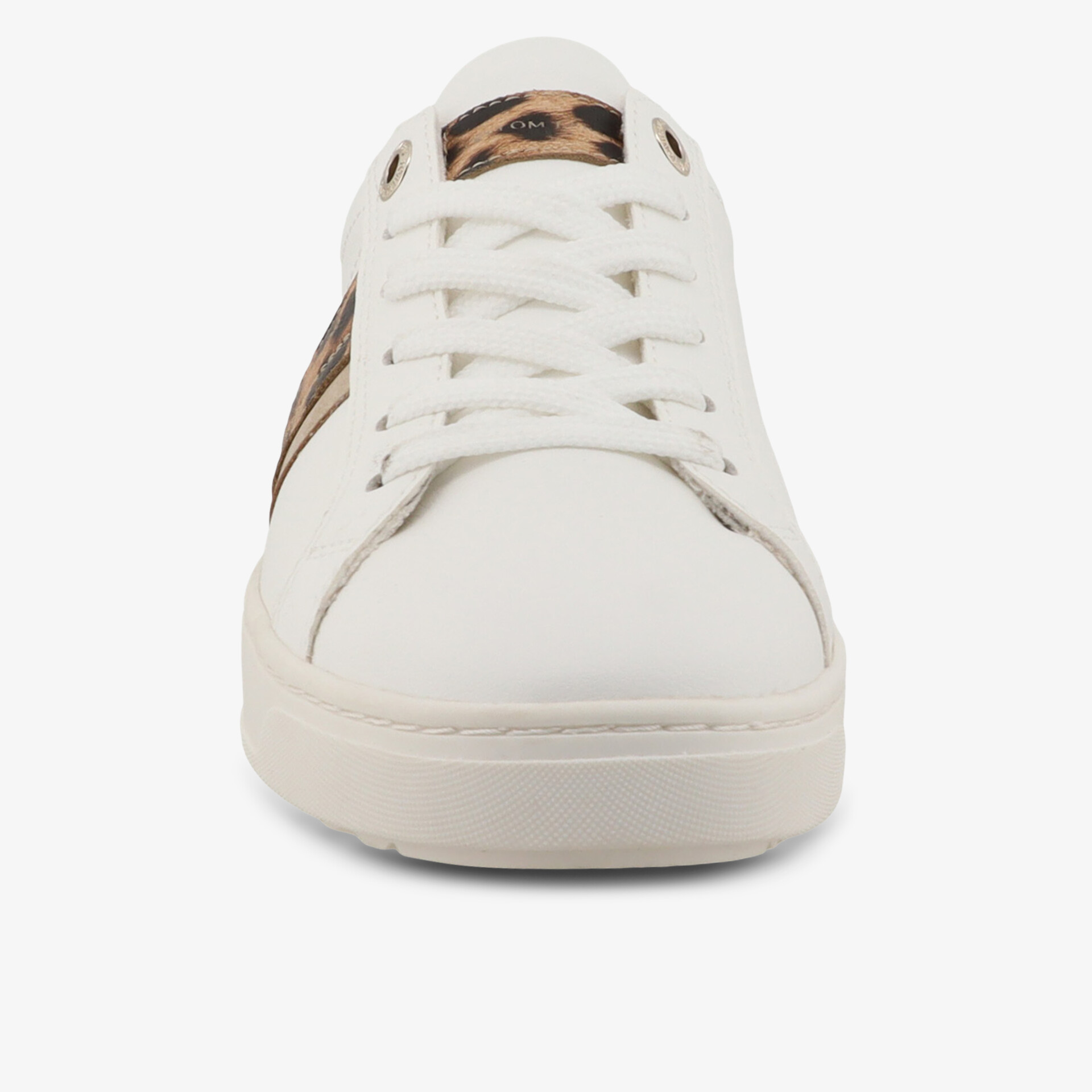 weißer Sneaker mit klassischer Schnürung und robuster Gummisohle in klarer Frontansicht