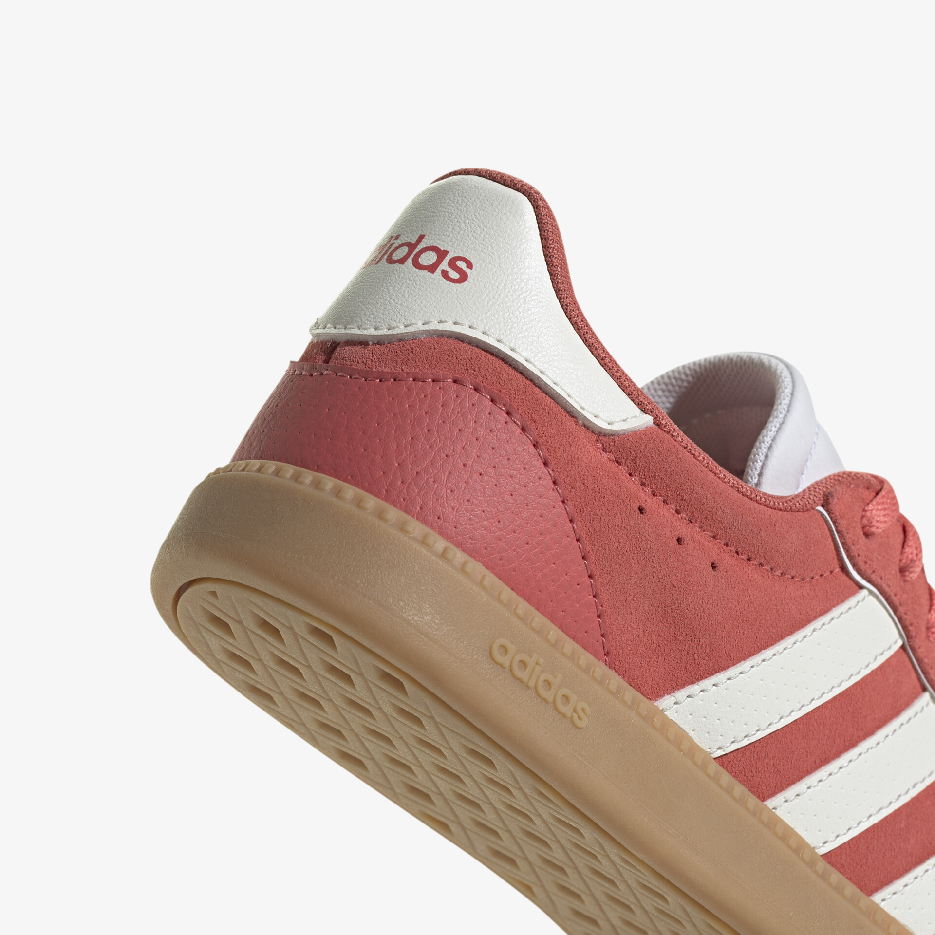 Roter Adidas Sneaker mit weißen Streifen und robuster Gummisohle, bequem und leicht für vielseitigen Gebrauch