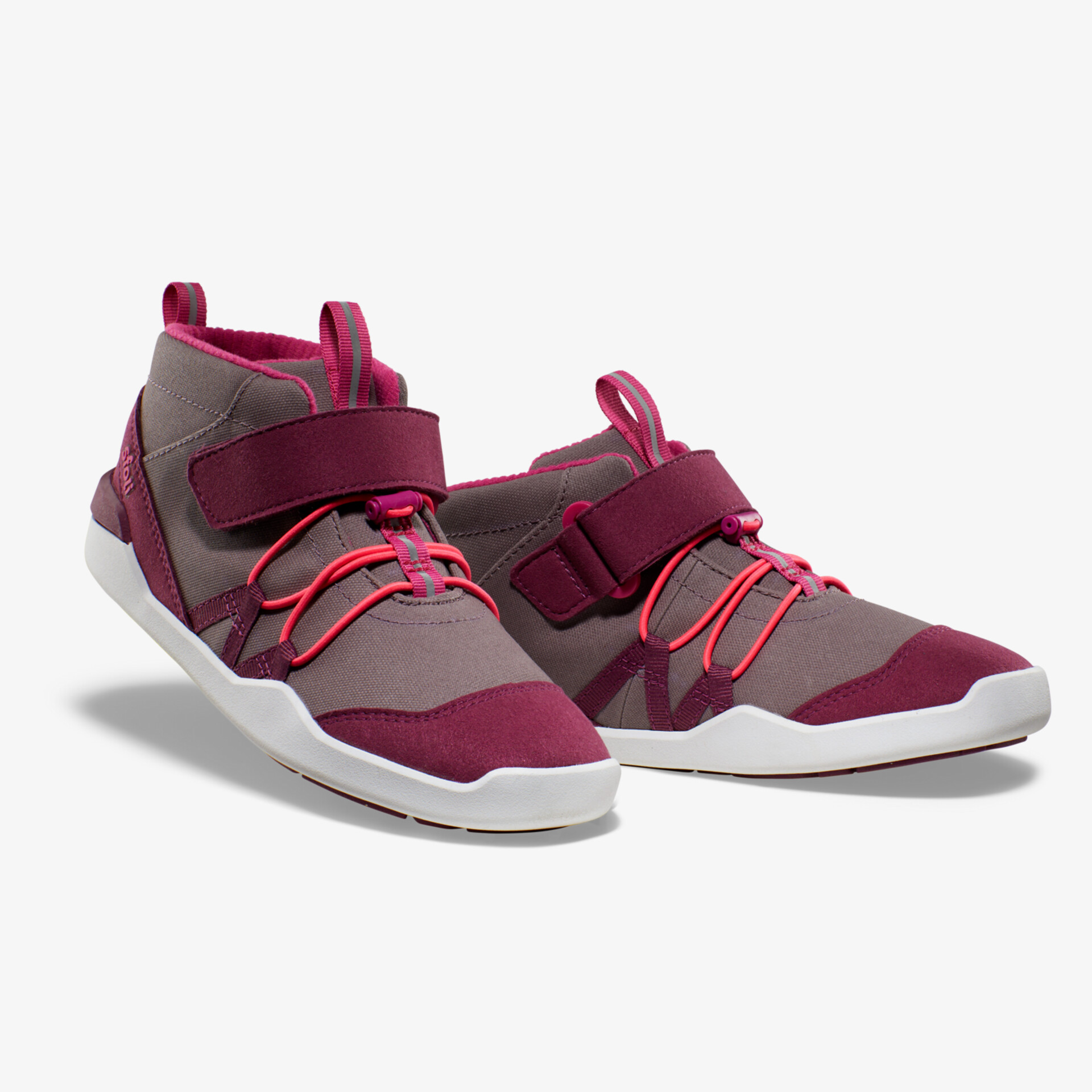 Modische Sportschuhe in Grau und Rot mit Klettverschluss und rutschfesten Sohlen, ideal für aktiven Lifestyle.