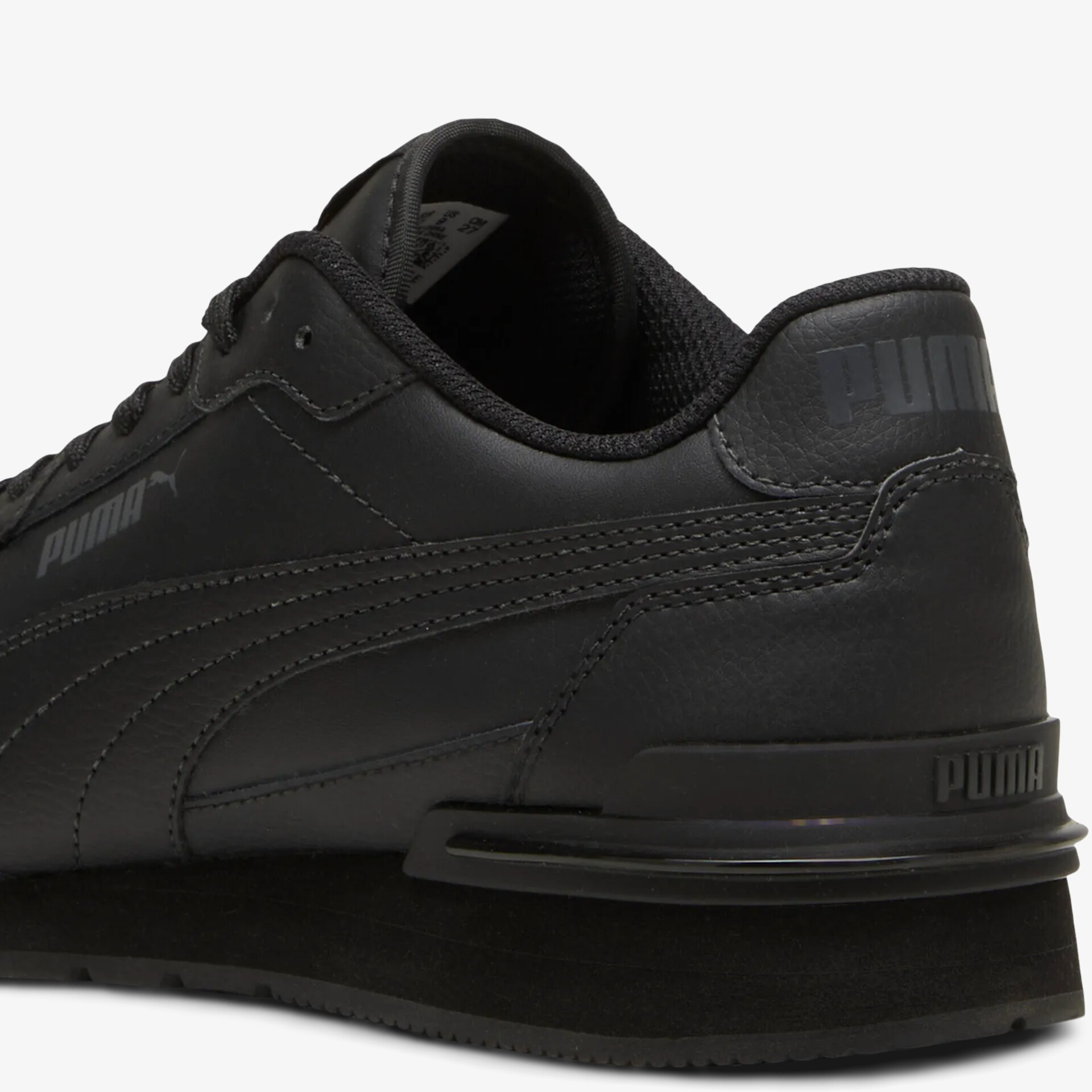 Schwarzer Sneaker aus hochwertigem Material mit gepolstertem Schuhkragen für optimalen Tragekomfort