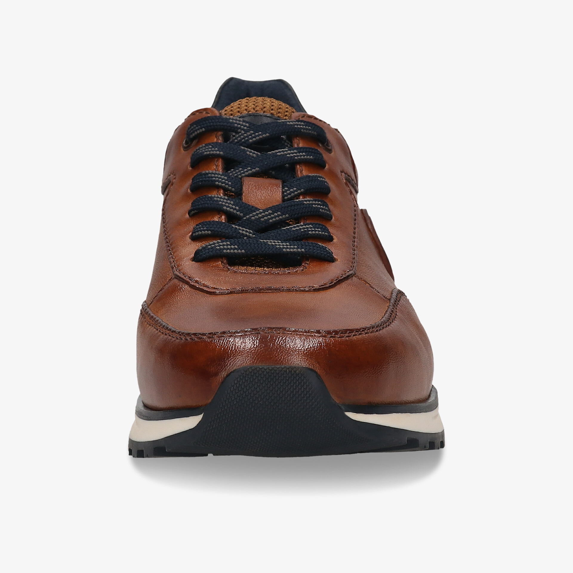 Brauner Ledersneaker in Frontansicht mit komfortabler Polsterung und stabiler Gummisohle