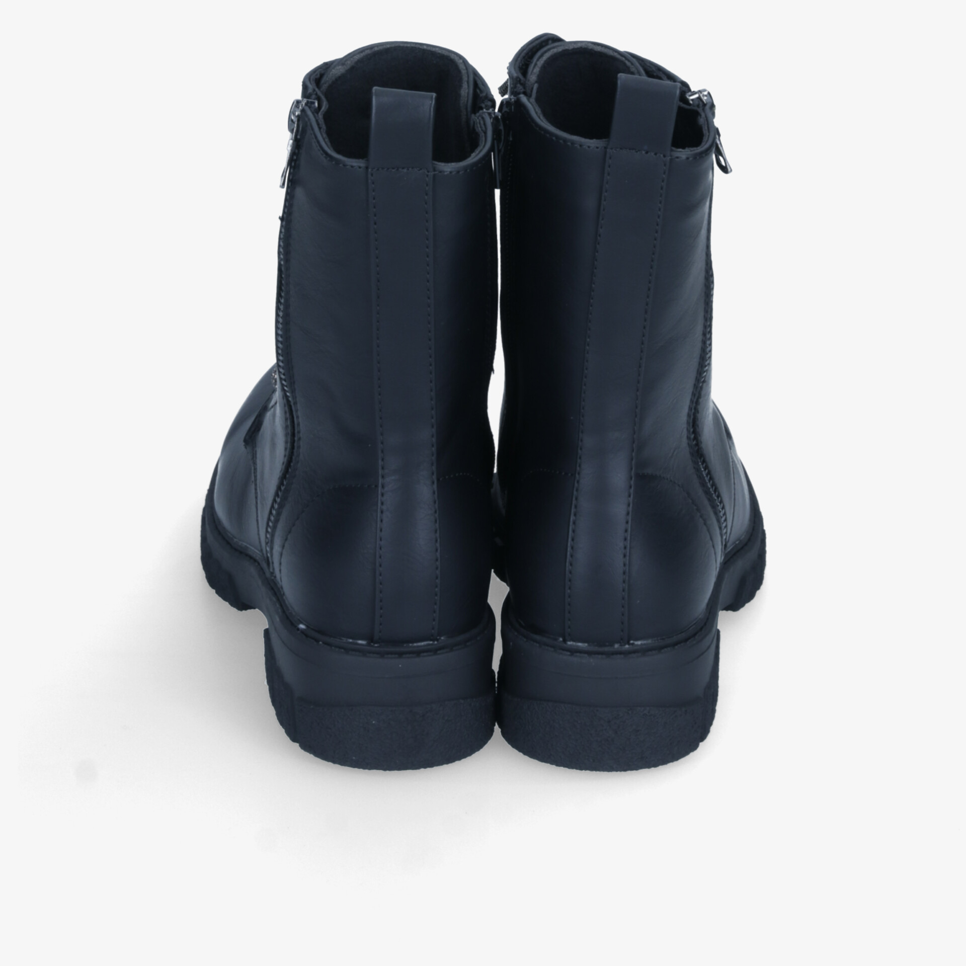 Schwarze stabile Stiefel in Rückansicht, komfortabel mit Reißverschluss und robustem Material, langlebig