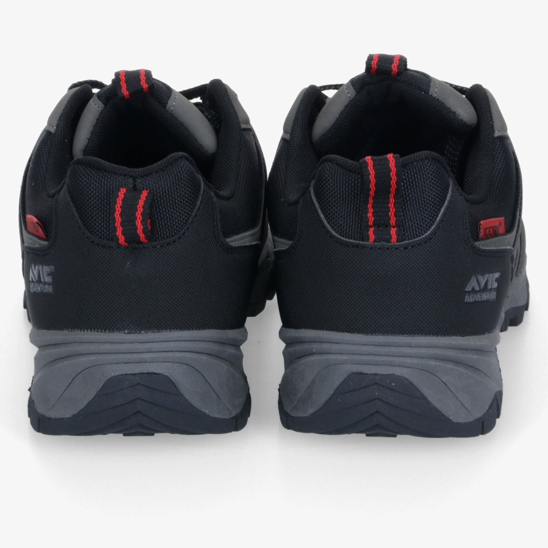 Robuste, bequeme Sportschuhe in Schwarz und Grau mit roten Akzenten, gepolsterter Ferse und rutschfester Sohle, Rückansicht