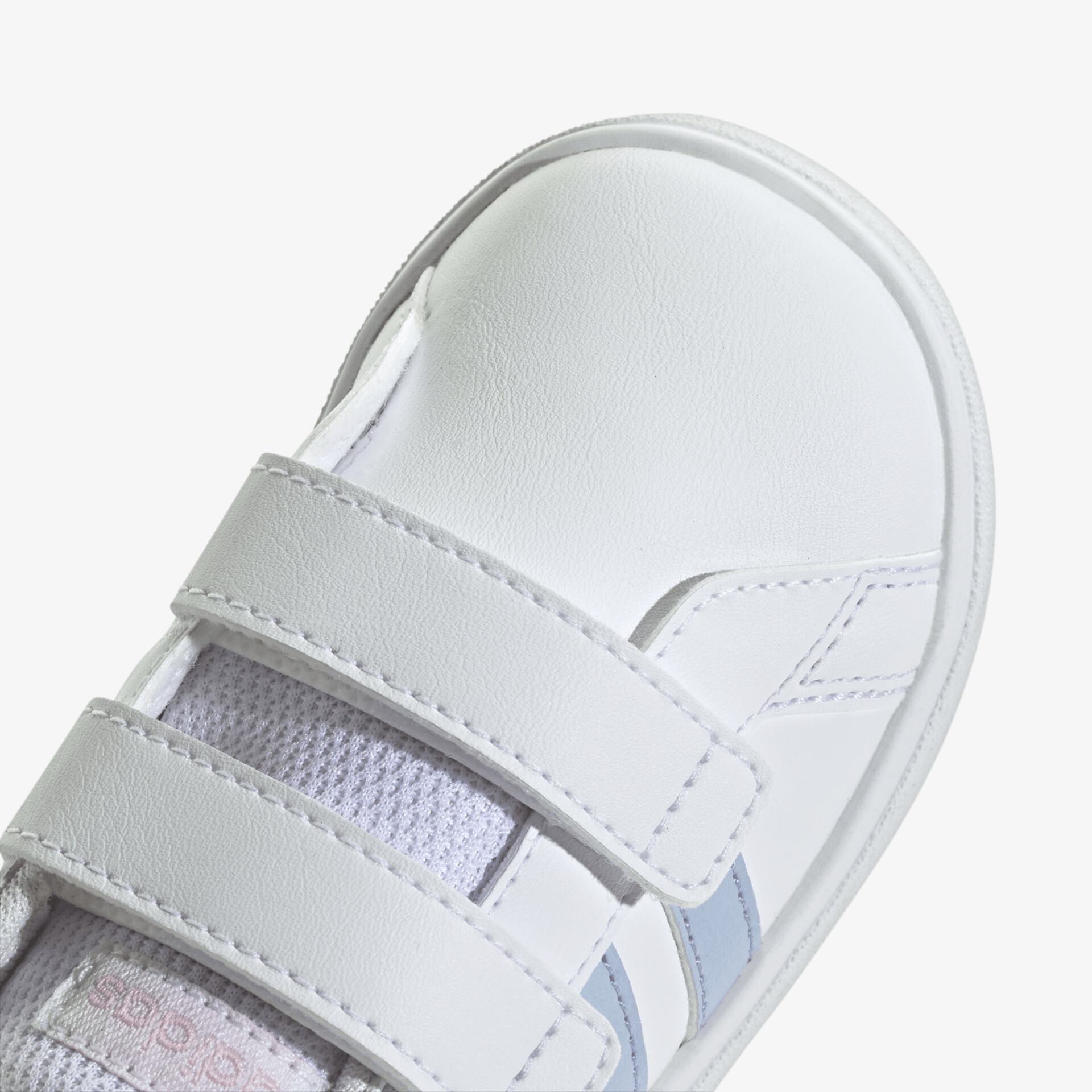 Moderner weißer Schuh mit Klettverschluss für optimalen Komfort