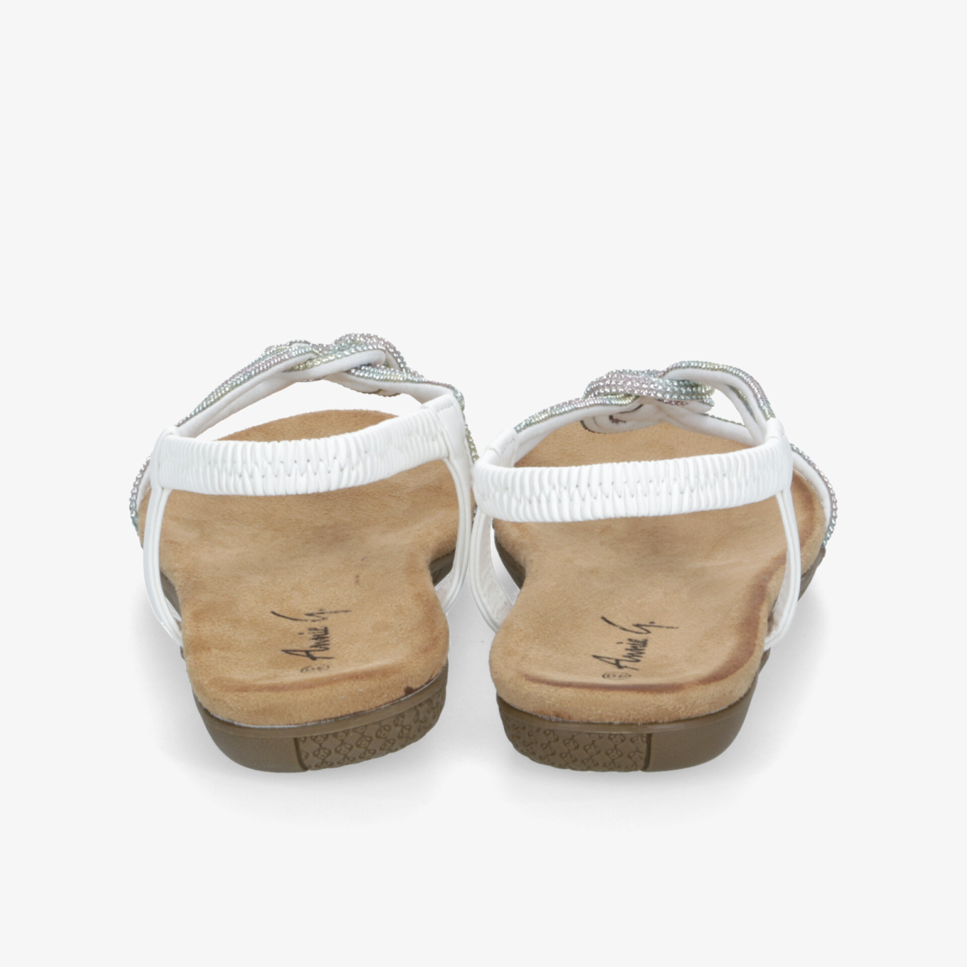 Bequeme weiße Sandalen mit weichem Fußbett und rutschfester Sohle, Rückansicht zeigt praktischen Riemenverschluss