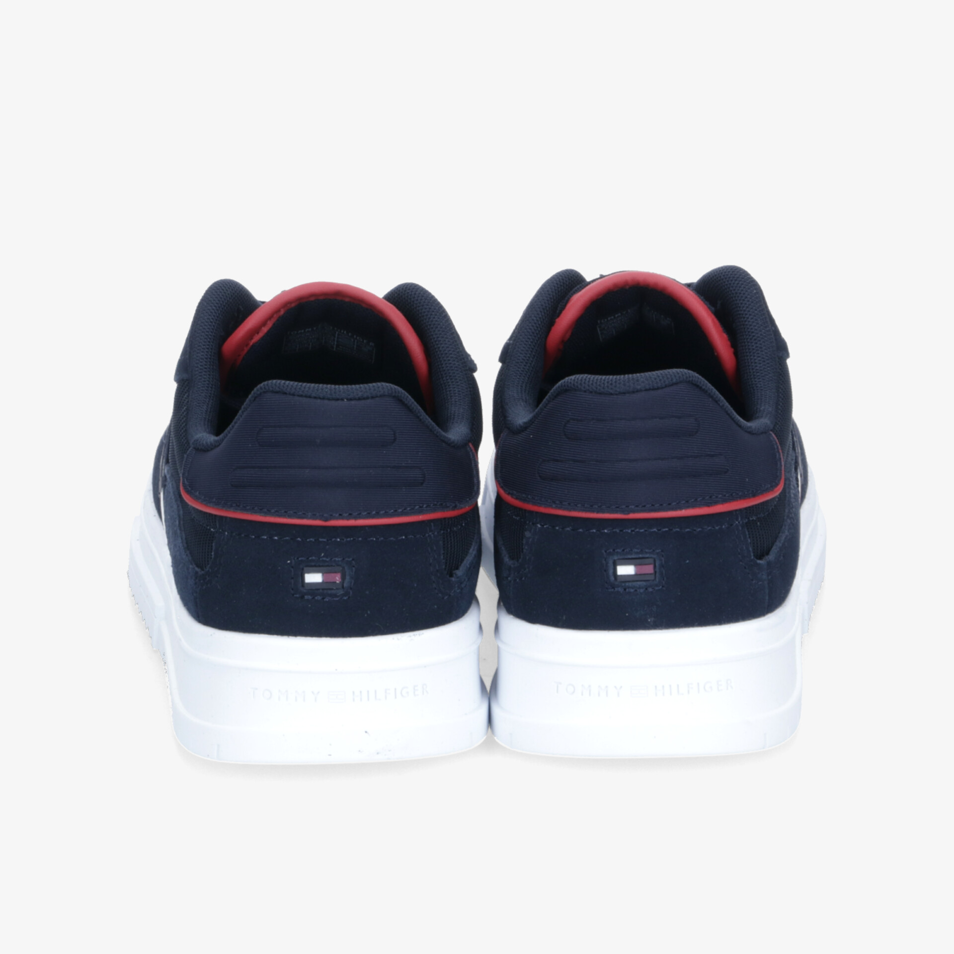 Sportliche Sneaker in navyblau mit gepolstertem Kragen und kräftiger weißer Sohle, Rückansicht