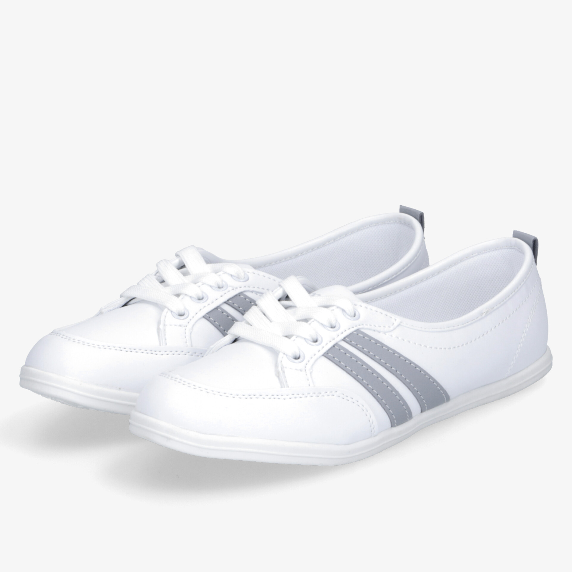 weiß-graue Freizeitschuhe mit flexibler Sohle und atmungsaktivem Material für hohen Tragekomfort