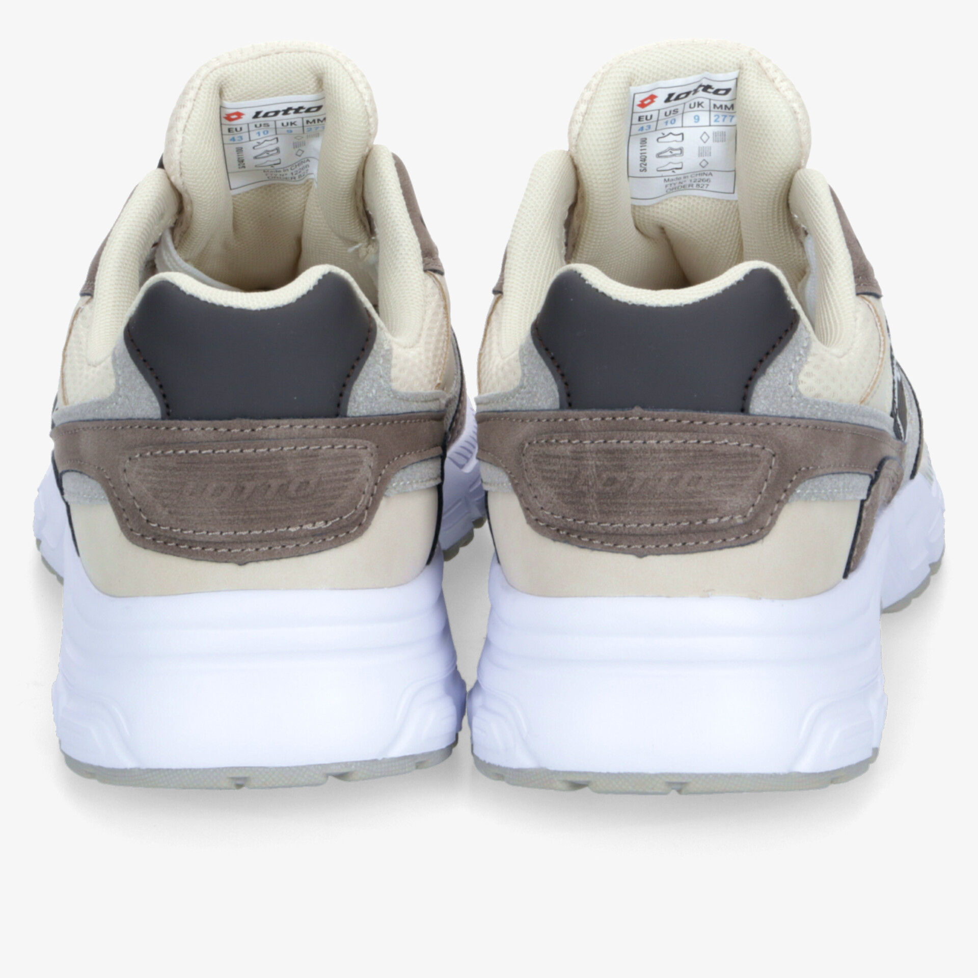 Rückansicht von bequemen Sportschuhen mit gepolstertem Kragen und stabiler Fersenkappe in weiß und braun