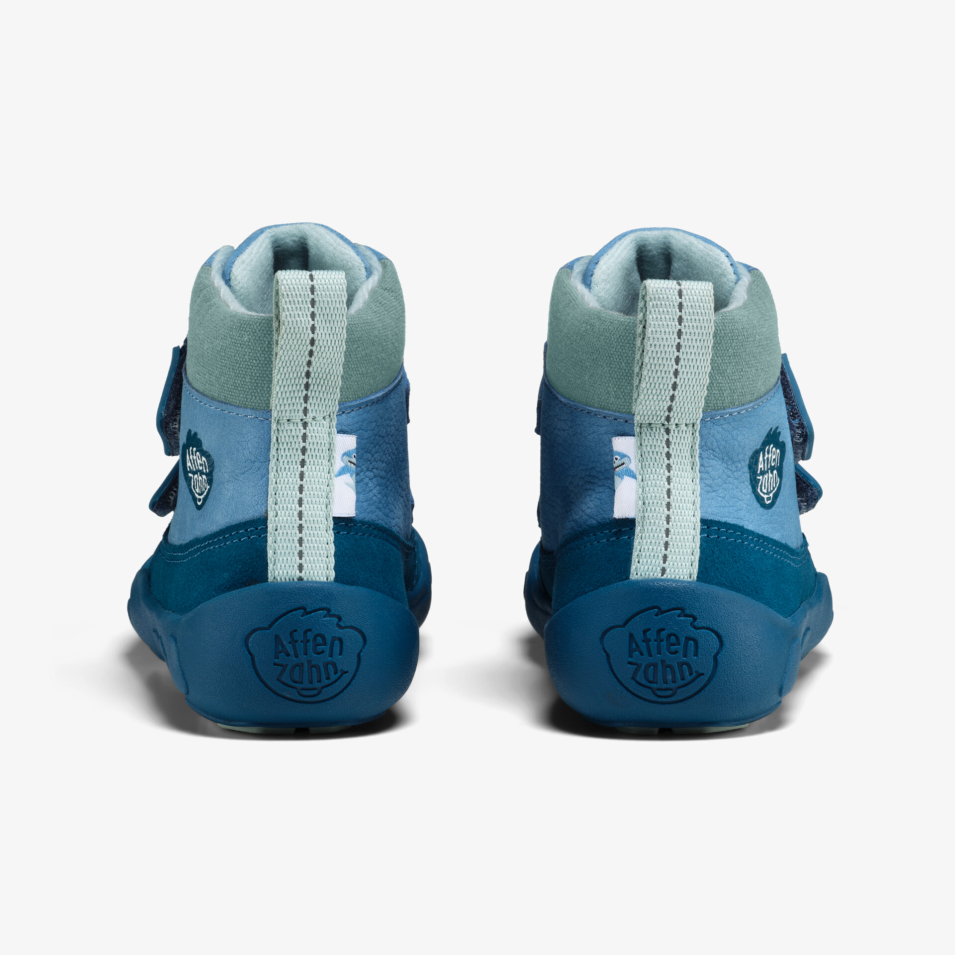 Rückansicht von robusten blauen Schuhen mit gepolstertem Schaft und hochwertiger Verarbeitung