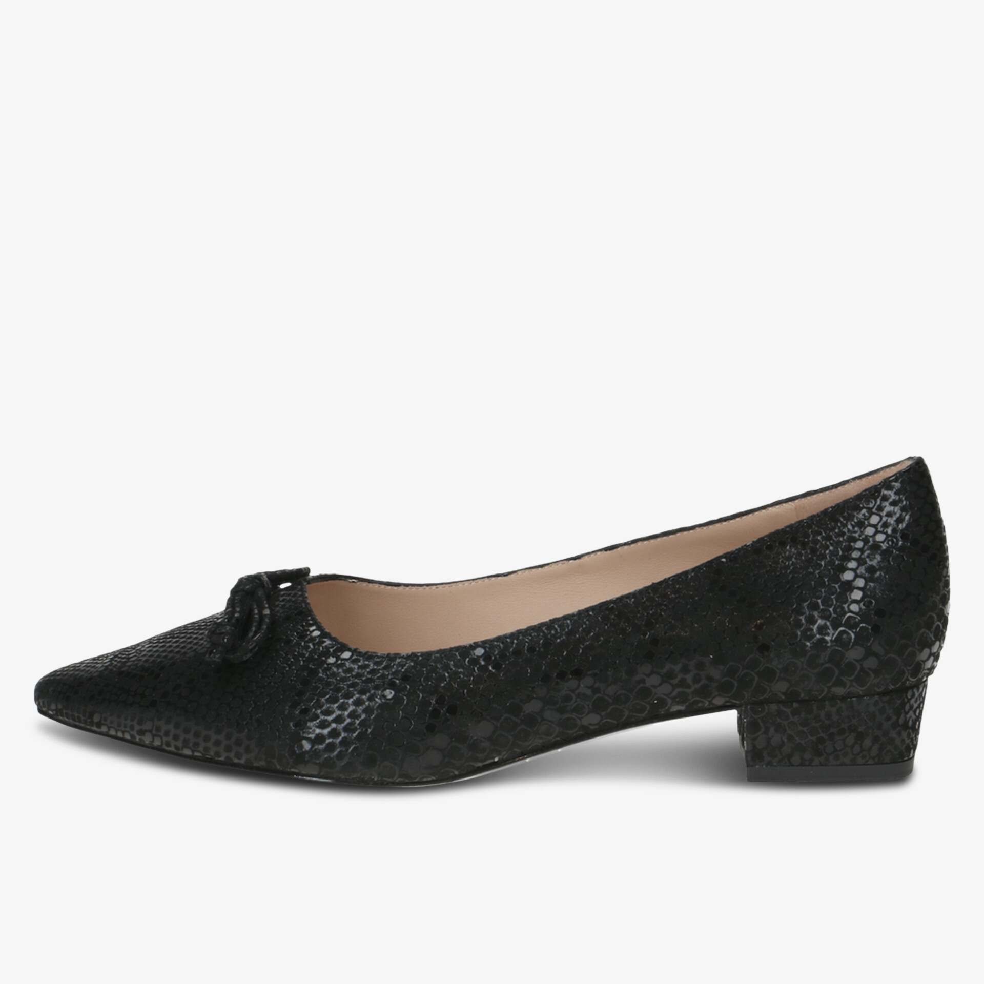 Eleganter schwarzer Schuh mit spitz zulaufender Vorderseite und niedrigem Absatz