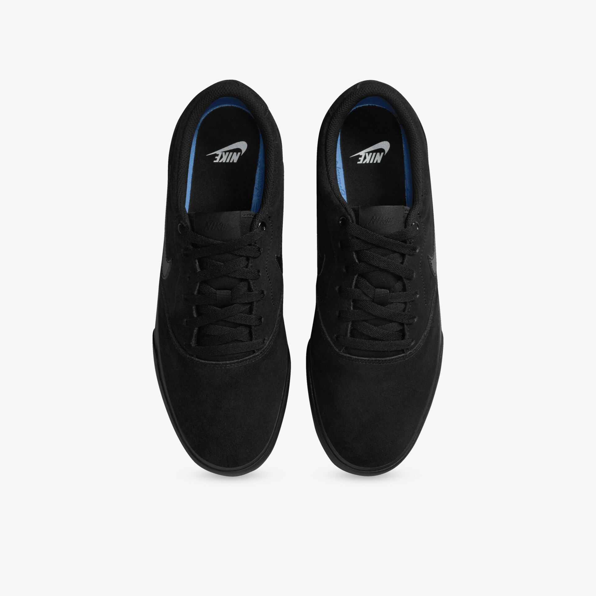 Schwarze sportliche Schuhe mit schnürsenkeln, flexiblem Obermaterial und bequemer Passform, Draufsicht auf Paar