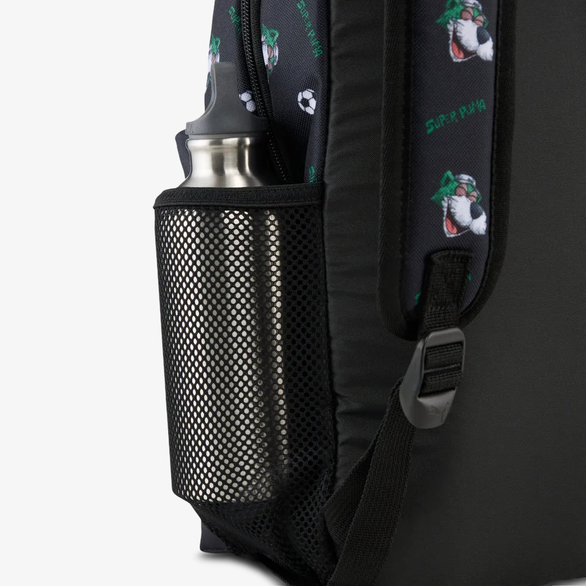 Detailaufnahme eines schwarzen Rucksackteils mit Metallflaschenhalter und gepolstertem Schultergurt