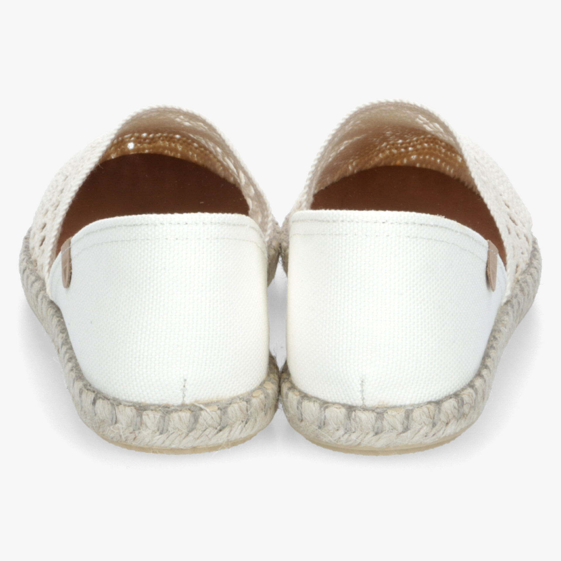 Weißes Espadrilles-Paar in Rückansicht, komfortabel und leicht, ideal für sommerliche Freizeitaktivitäten