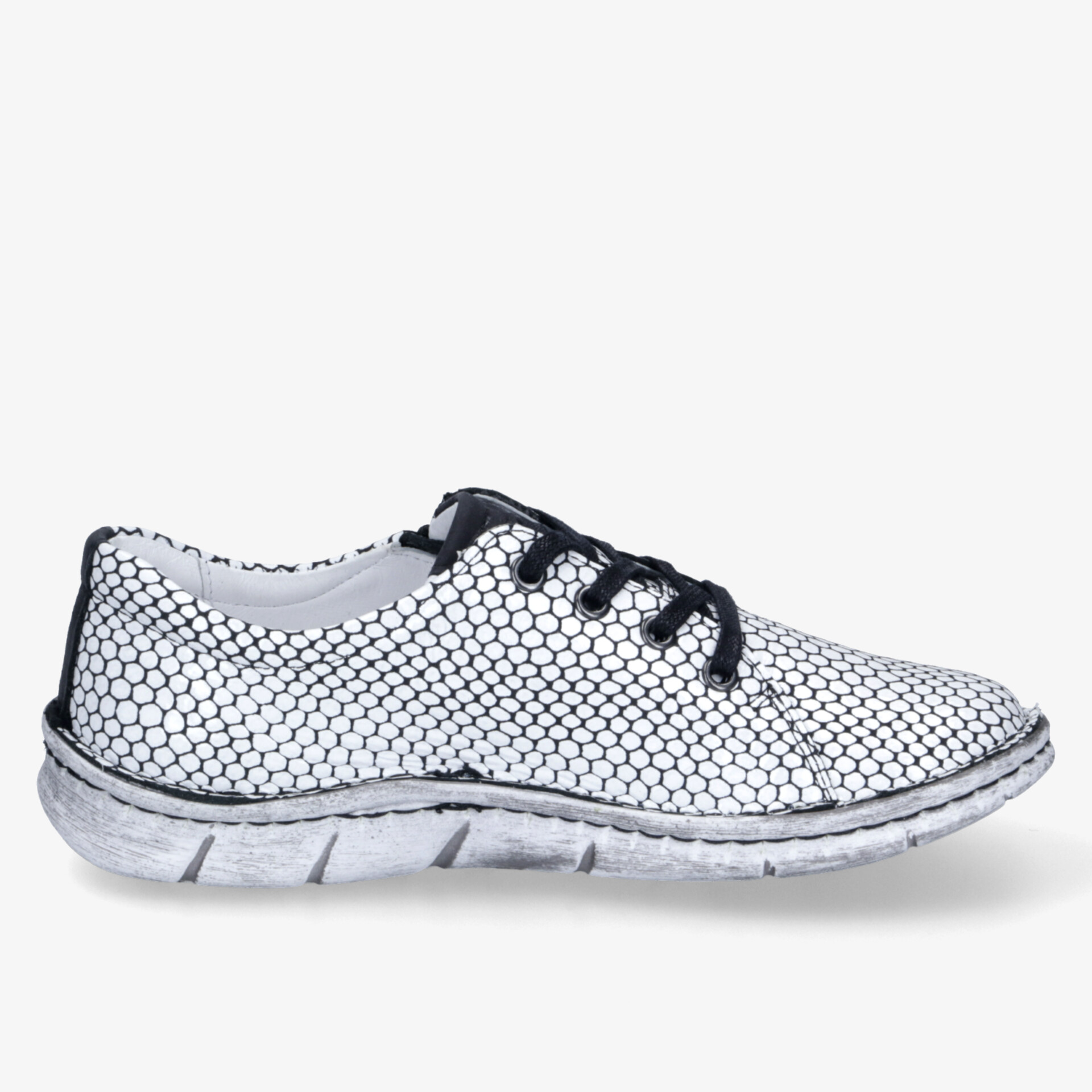 Moderner weißer Schuh mit schwarzem Muster und Schnürsenkeln, seitliche Ansicht, bequem und leicht.