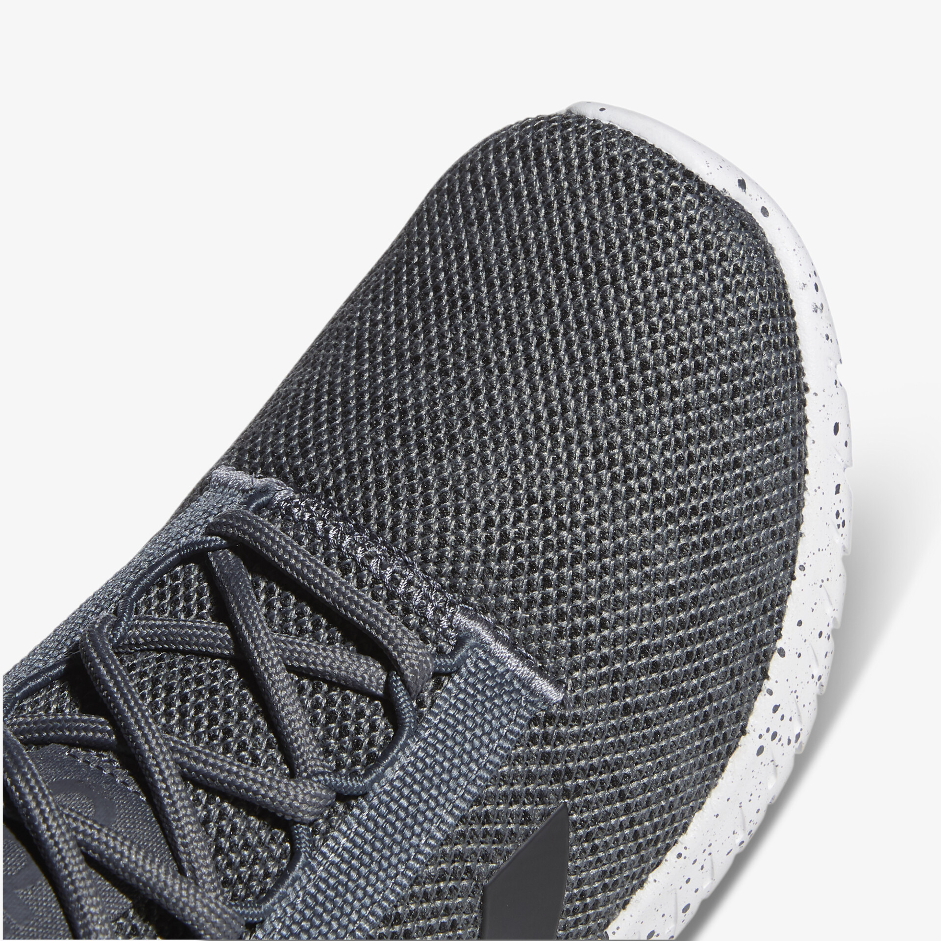 Moderner Sportschuh mit atmungsaktivem Mesh-Obermaterial und leichtem Design für ultimativen Komfort.