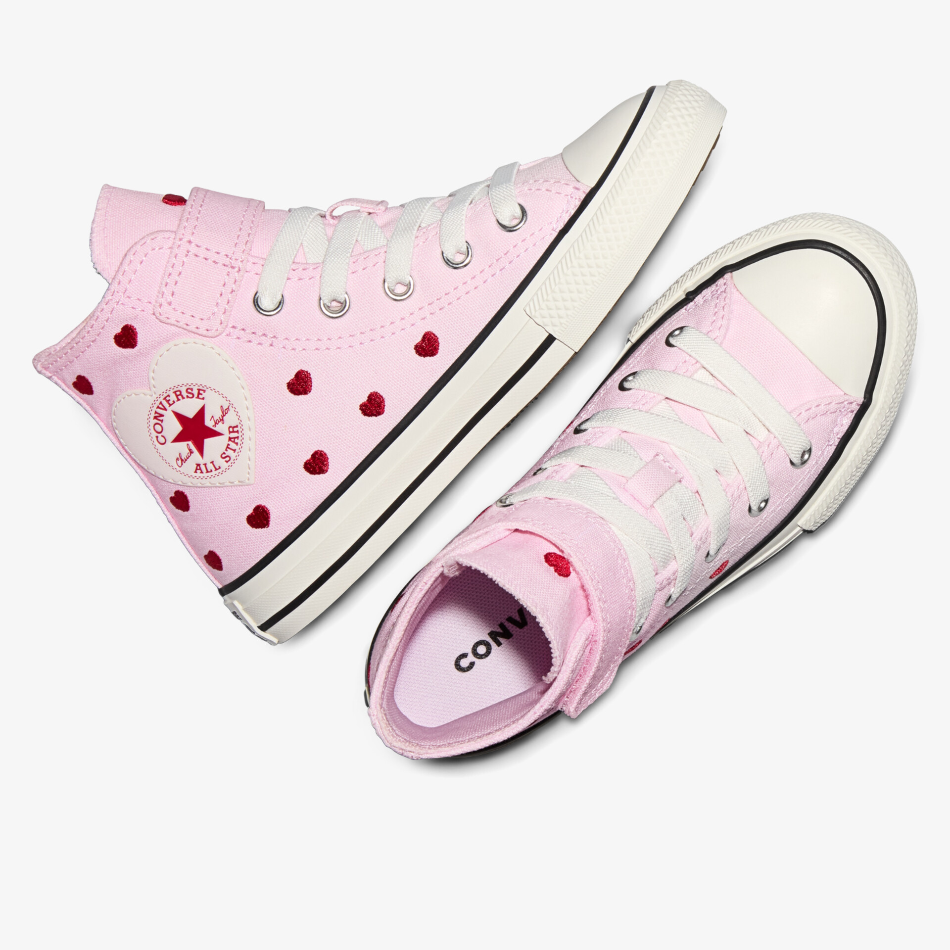 Modische rosa Canvas-Hoch Sneakers mit Herzmuster und klassischen weißen Gummisohlen
