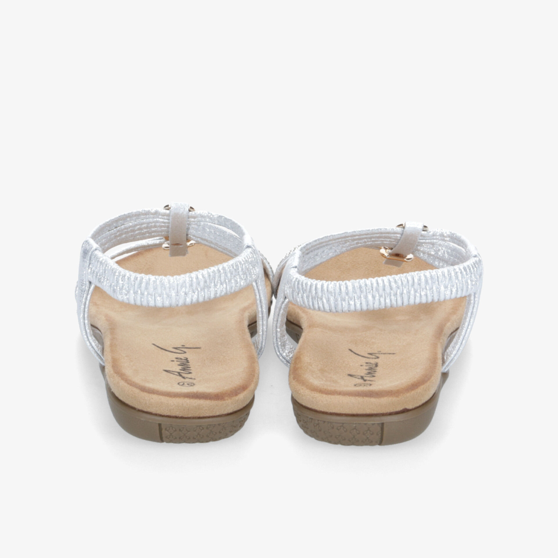 Weißes Paar flacher Riemchensandalen mit gepolstertem Fußbett und verstellbarem Fersenriemen von hinten aufgenommen