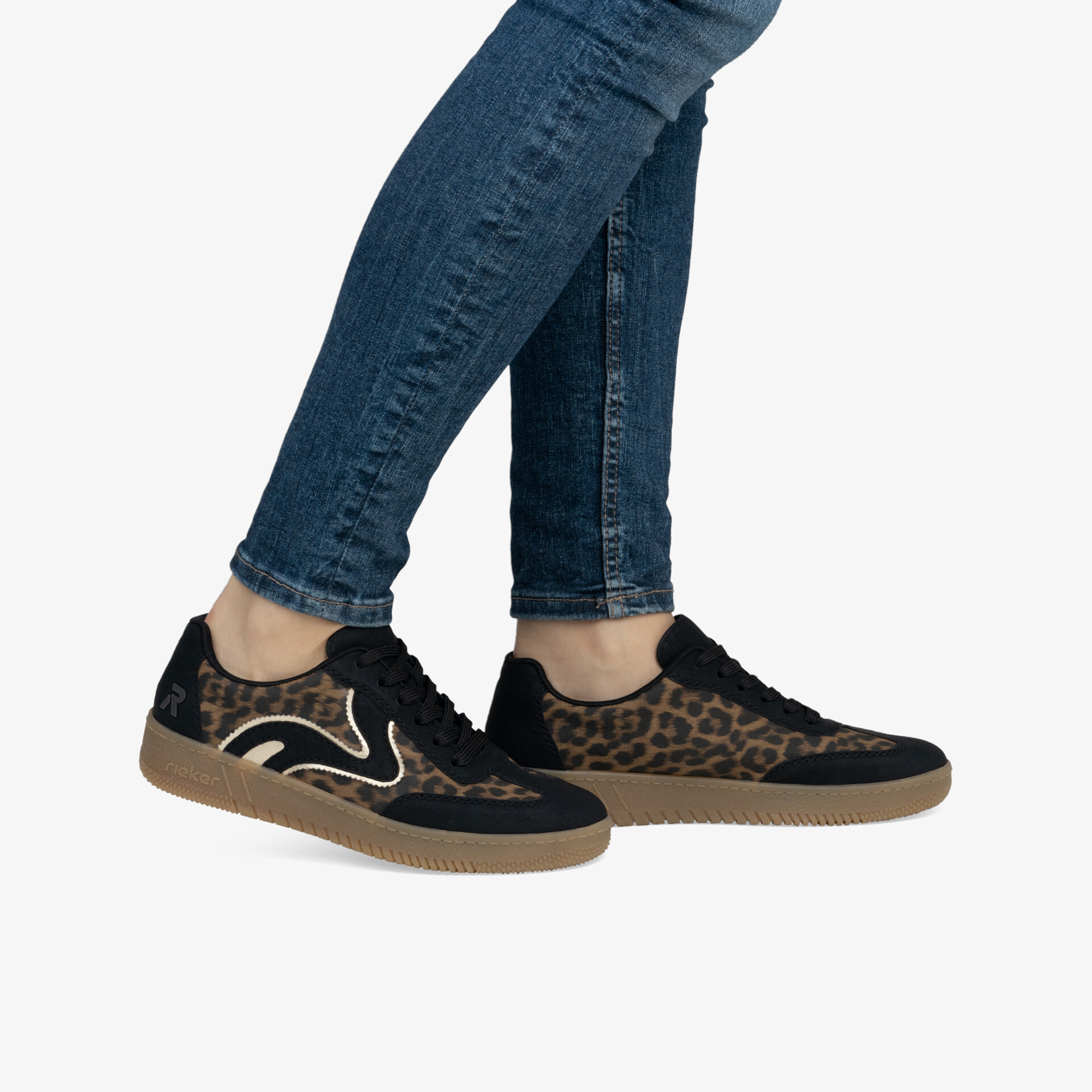 Moderne Freizeitschuhe mit Leopardenmuster und flacher Sohle, bequem und sportlich mit Schnürung