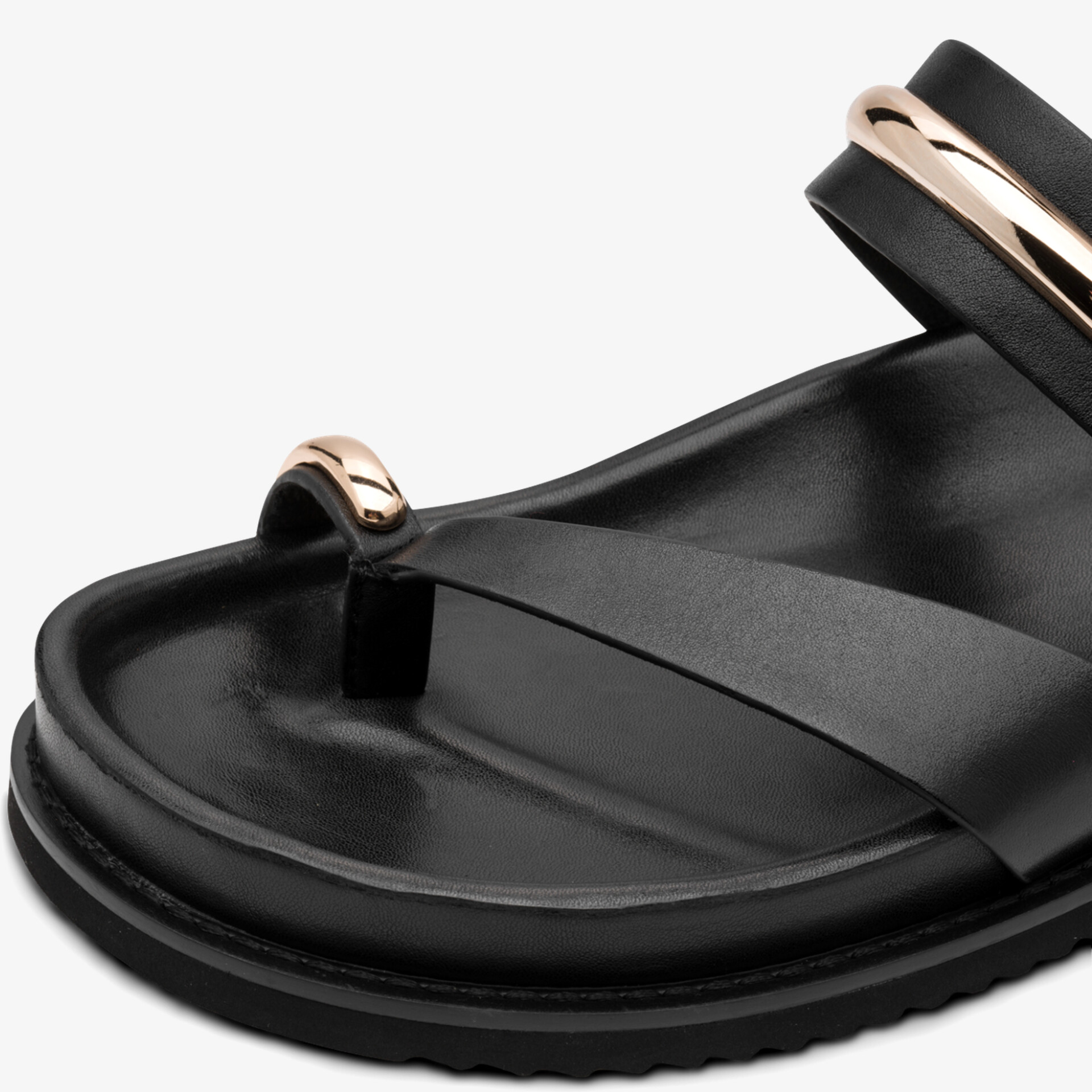 Schwarze Ledersandale mit dekorativem Metallring und komfortablem Fußbett für optimalen Tragekomfort