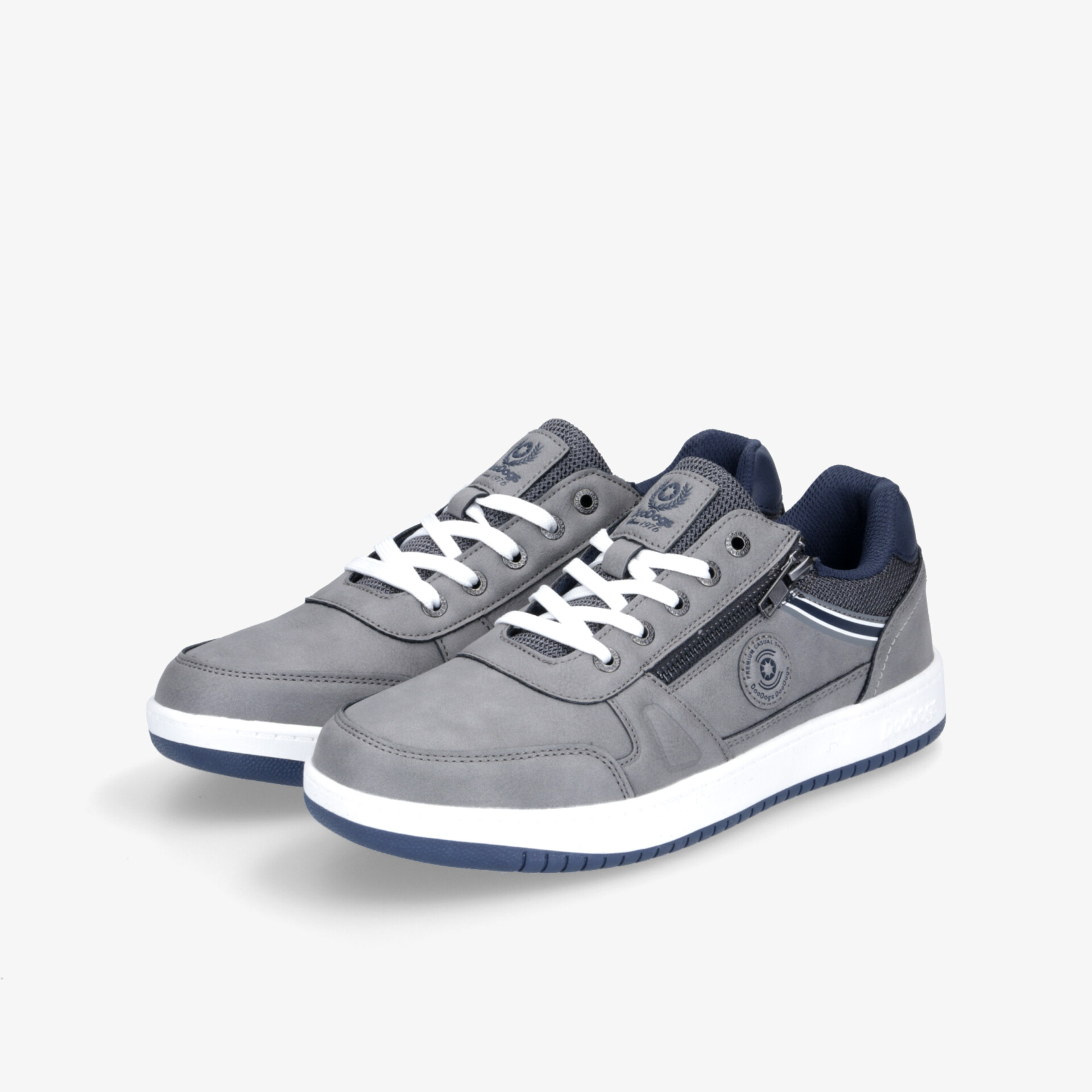 Stylische graue Sneaker mit weißer Sohle und blauen Akzenten, ideal für Alltag und Freizeit.