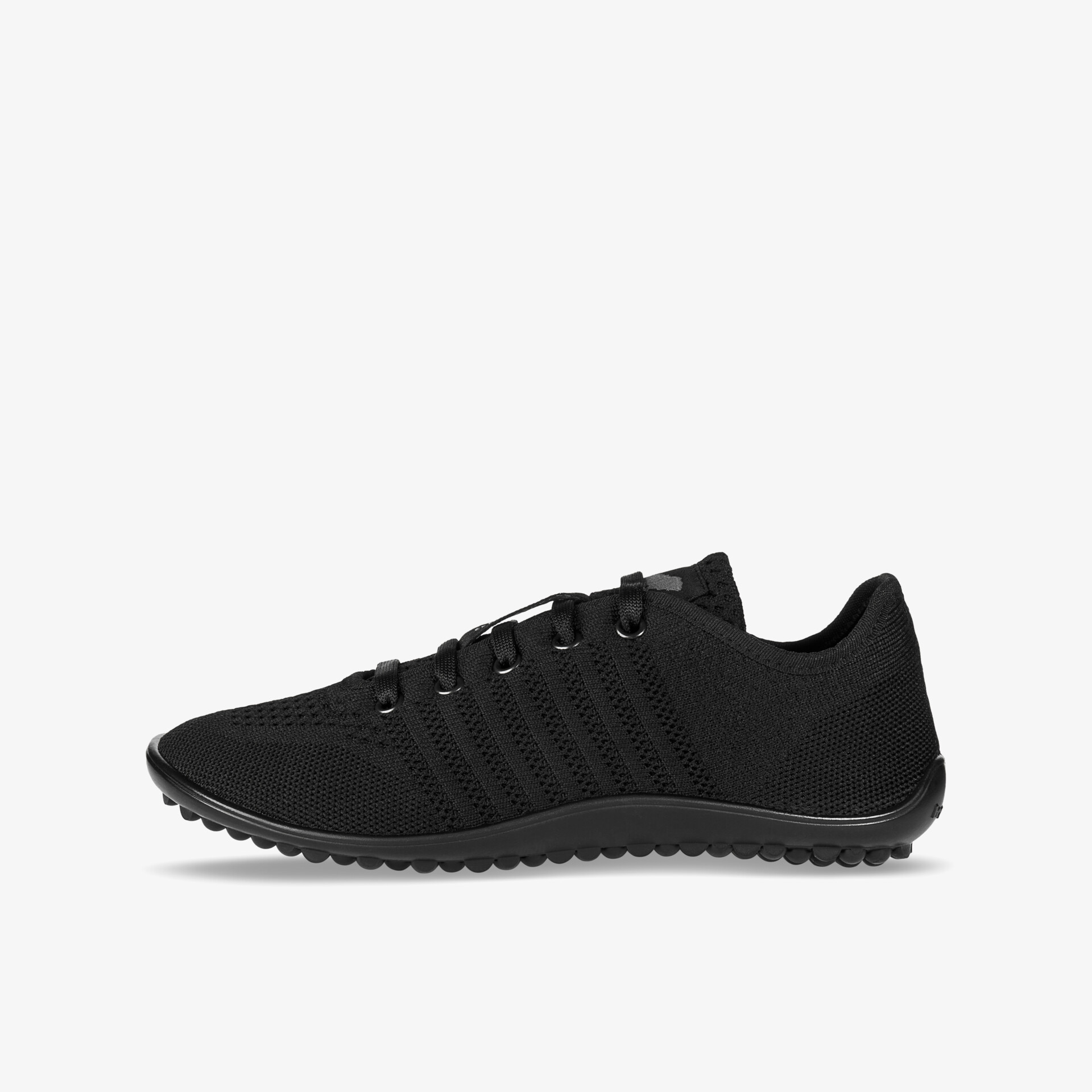 Moderner schwarzer Sneaker mit bequemer Passform und rutschfester Sohle, ideal für sportliche Aktivitäten.