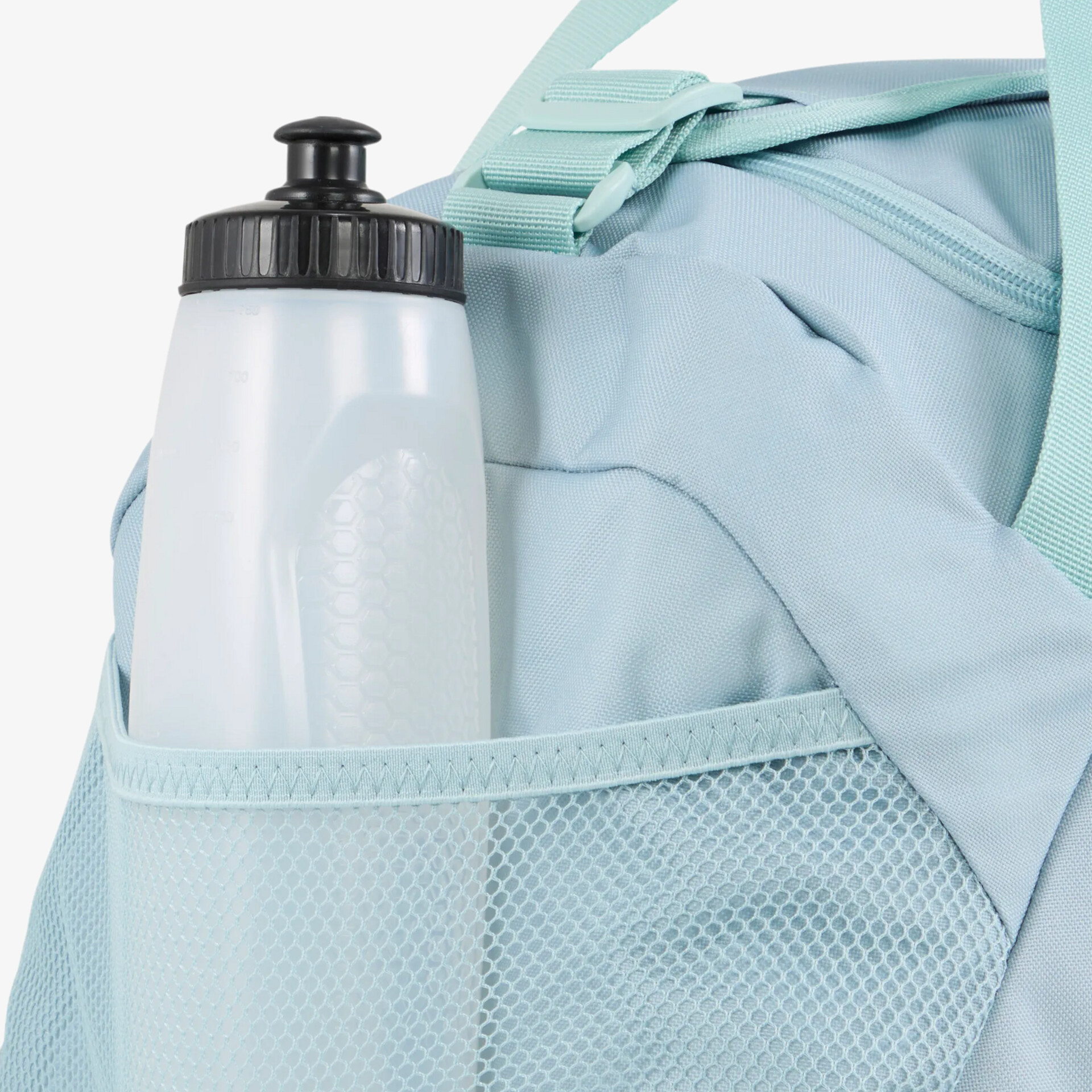 Detailansicht eines Rucksack-Netzfachs mit leicht zugänglicher Trinkflasche, robust und praktisch