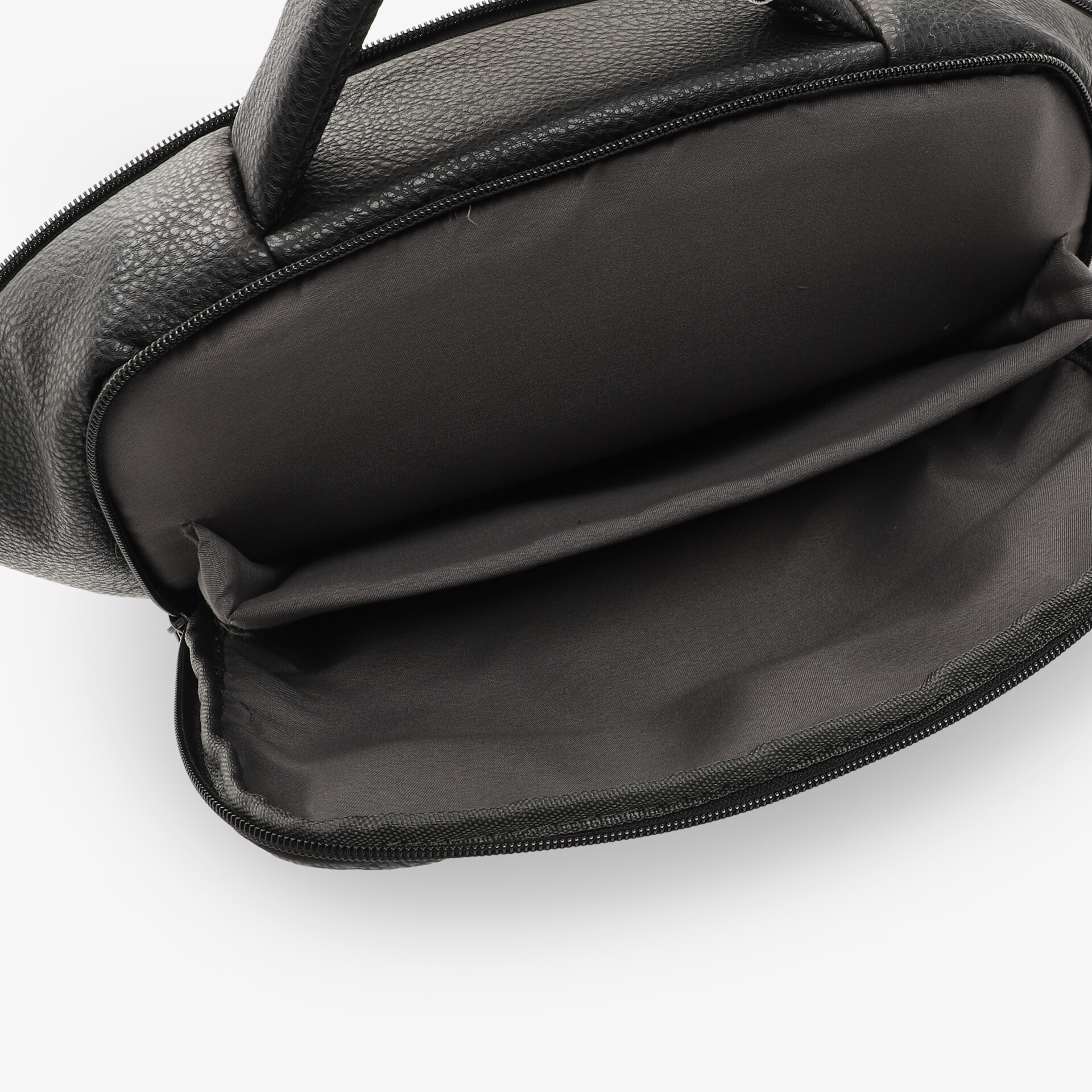 Offene schwarze Handtasche mit sichtbarem Innenfach und Reißverschluss, geräumig und gut organisiert