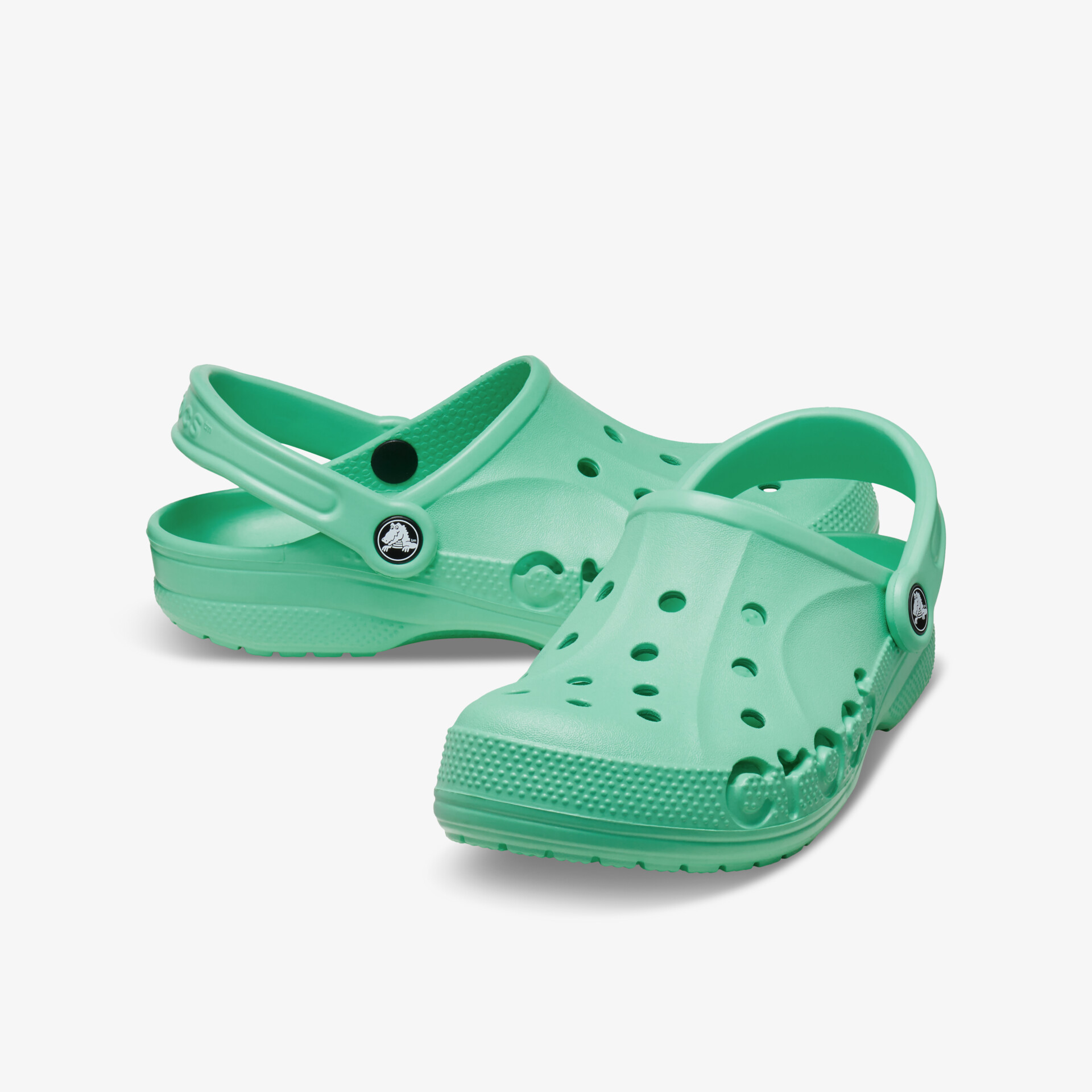 Leichtes und bequemes Paar grüner Crocs mit atmungsaktiven Löchern für optimalen Tragekomfort