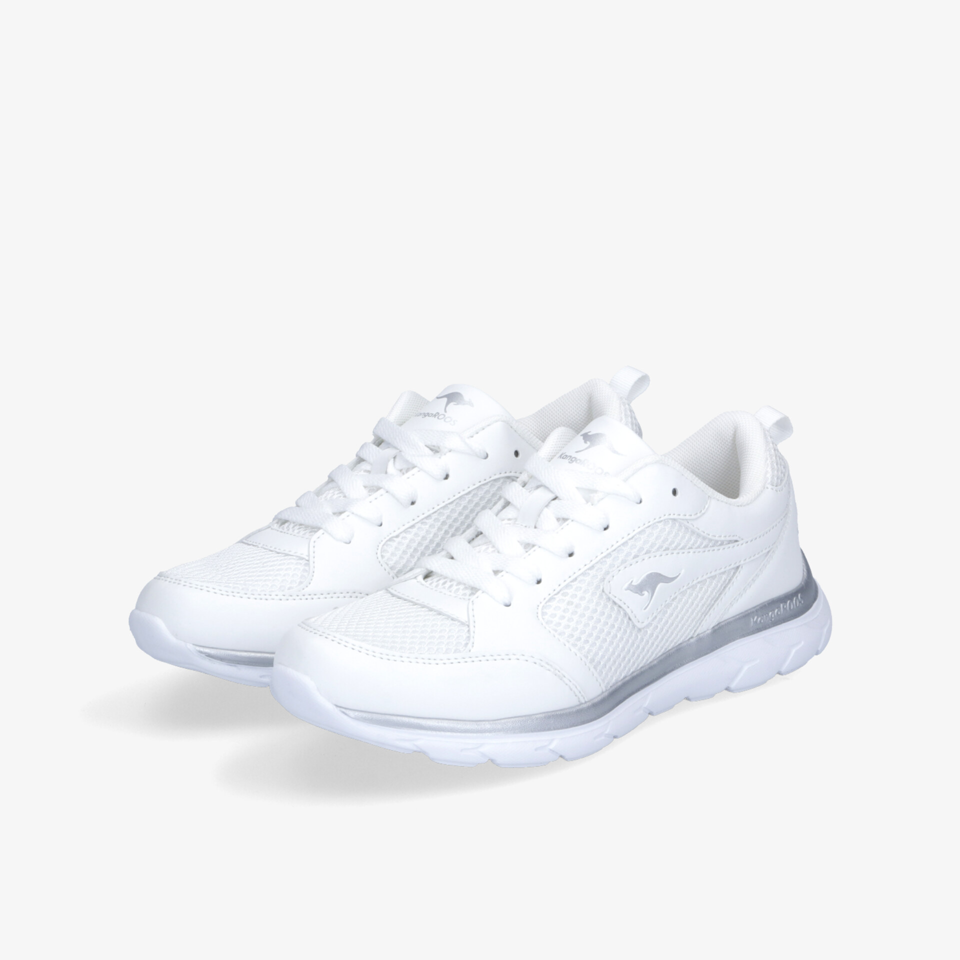 Weiße, sportliche Sneaker mit leichter Dämpfung und atmungsaktivem Material, ideal für lässige und aktive Outfits.