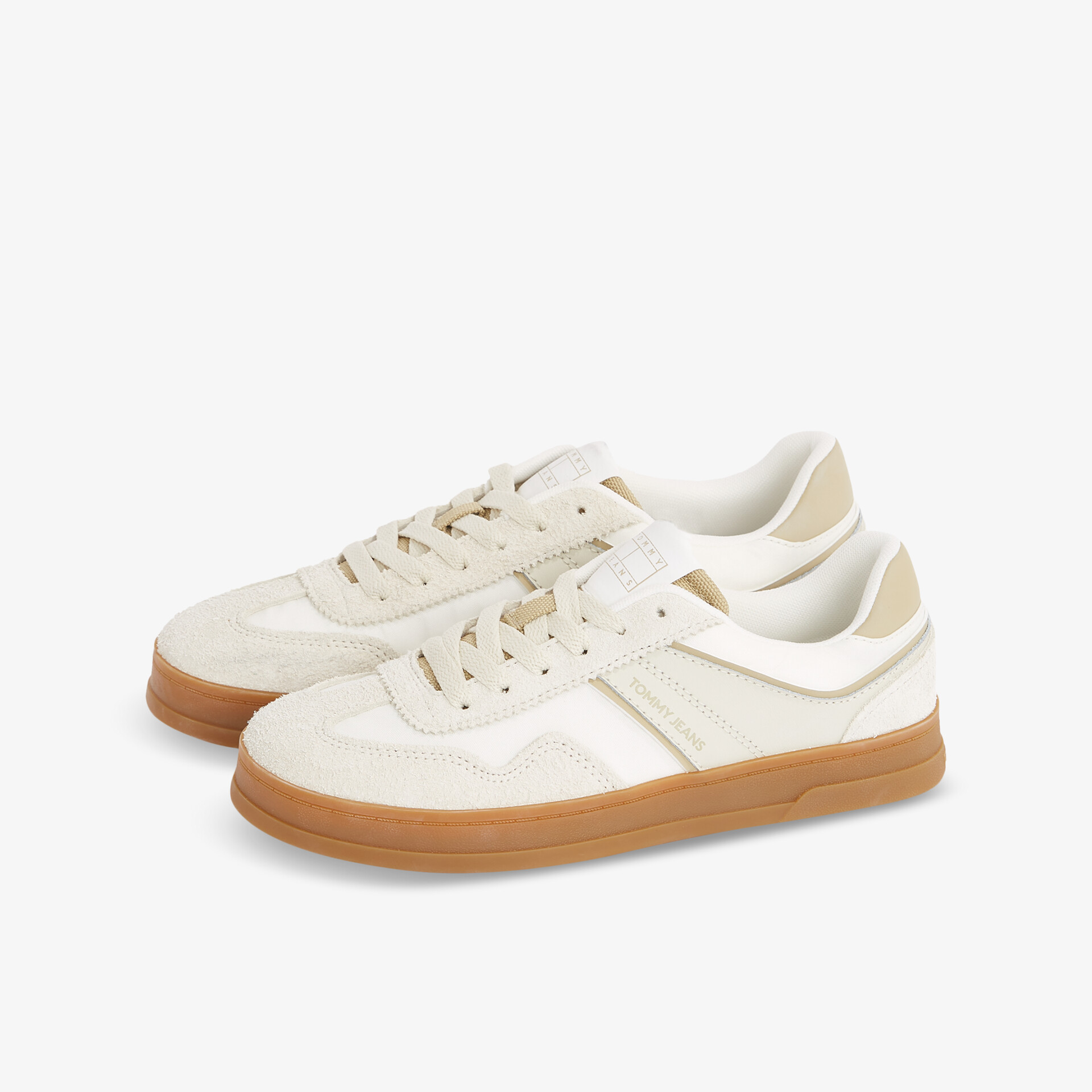 Elegante weiße Sportschuhe mit brauner Sohle, bequem und langlebig, ideal für den Alltag