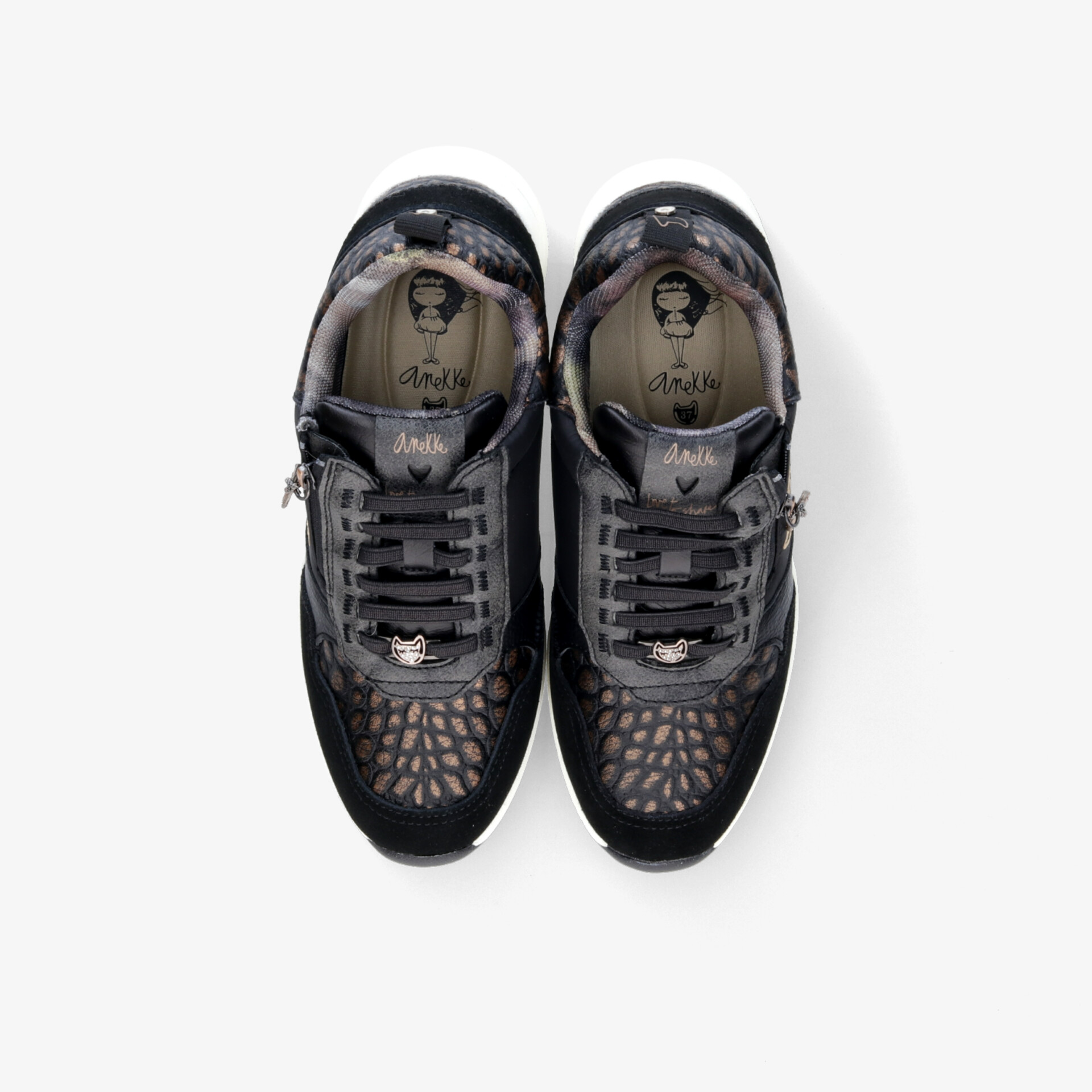 Schwarze Sneaker mit modernem Design und bequemer Passform in klarer Draufsicht