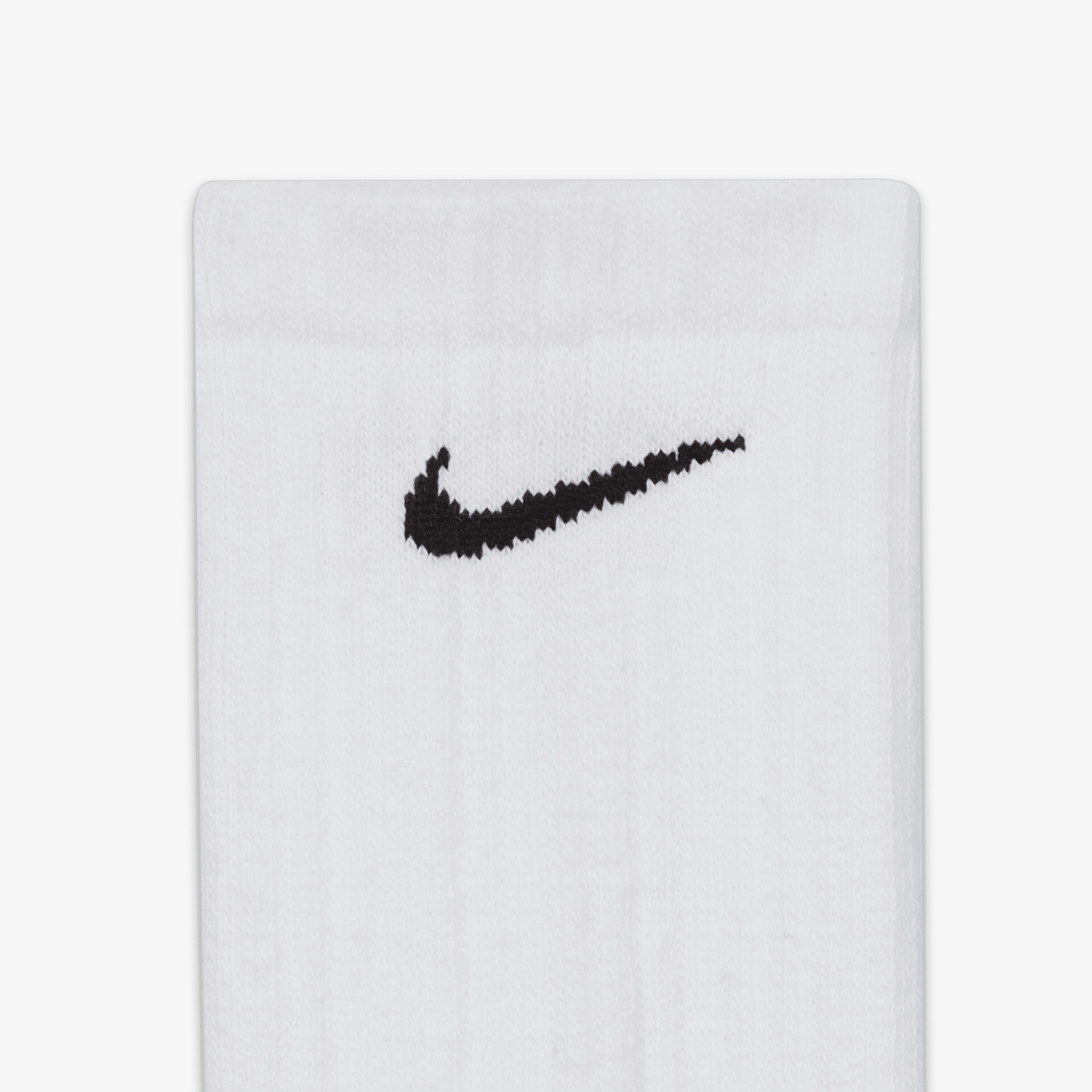 Weiße Socken mit ikonischem schwarzen Logo, komfortabel und ideal für sportliche Aktivitäten.