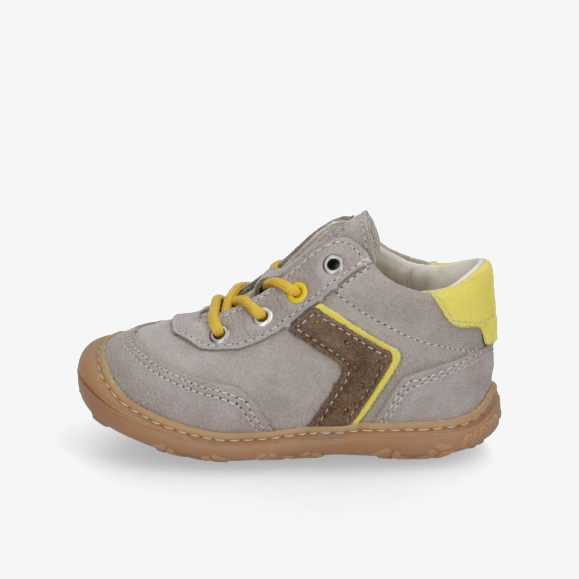 Seitliche Ansicht von leichtem Schuh mit robuster Sohle und bequemer Passform, moderne Details sichtbar