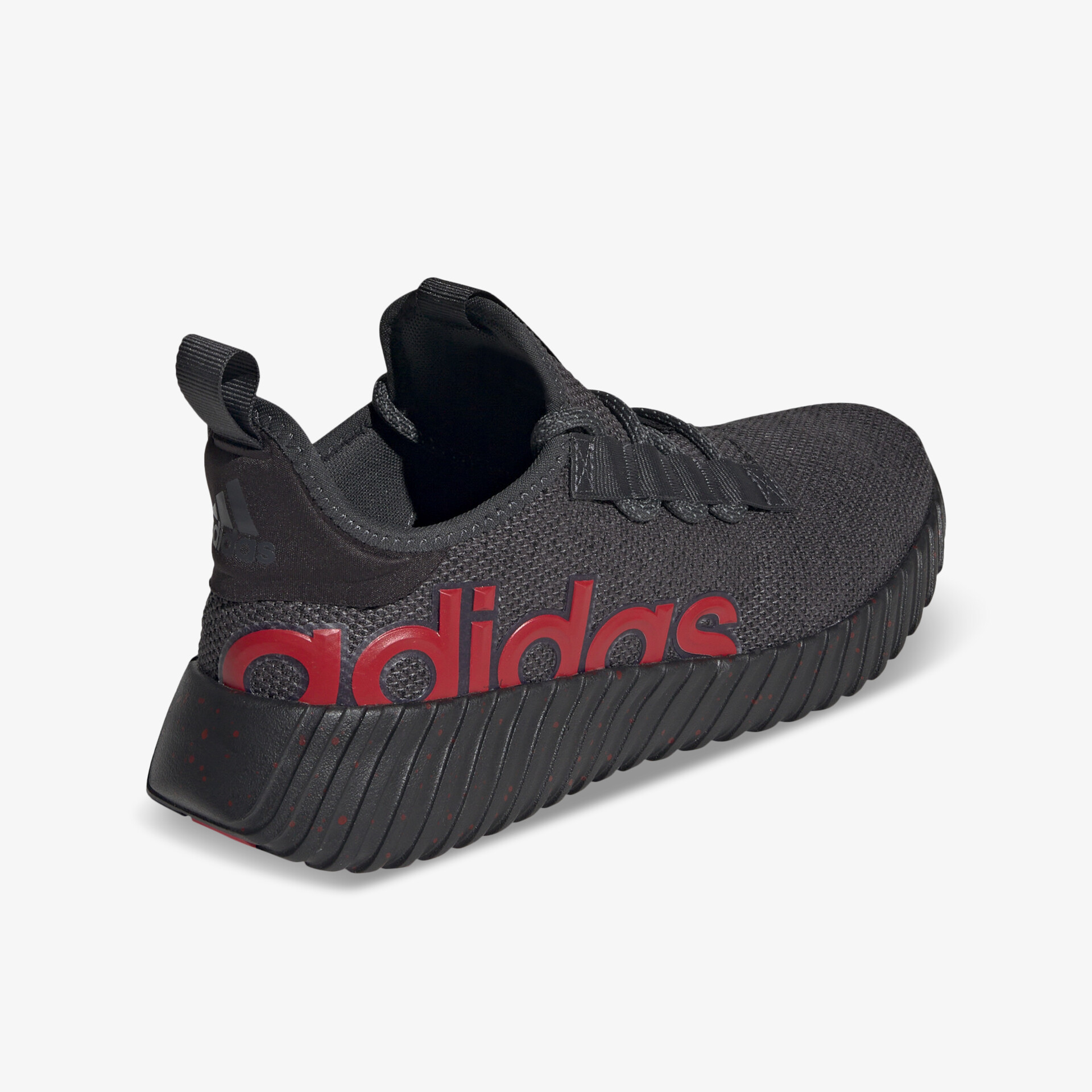 Schwarzer Adidas Laufschuh mit rotem Logo und robuster, rutschfester Sohle in schräger Rückansicht