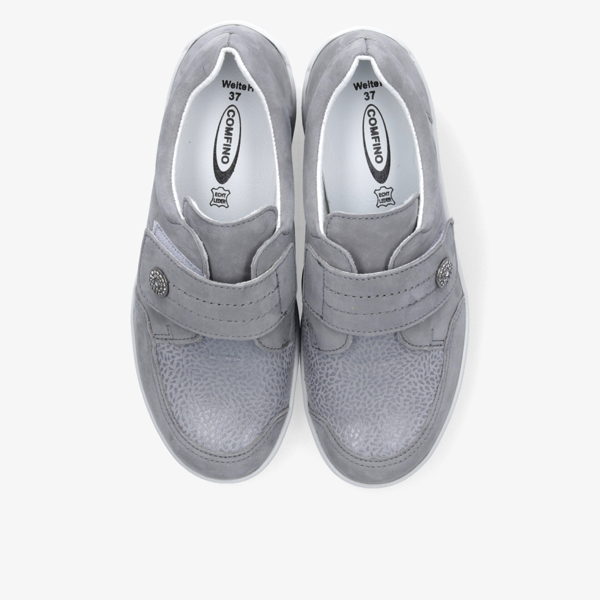 Bequemes graues Sneaker-Paar mit rutschfester Sohle und praktischen Verschluss, von oben aufgenommen