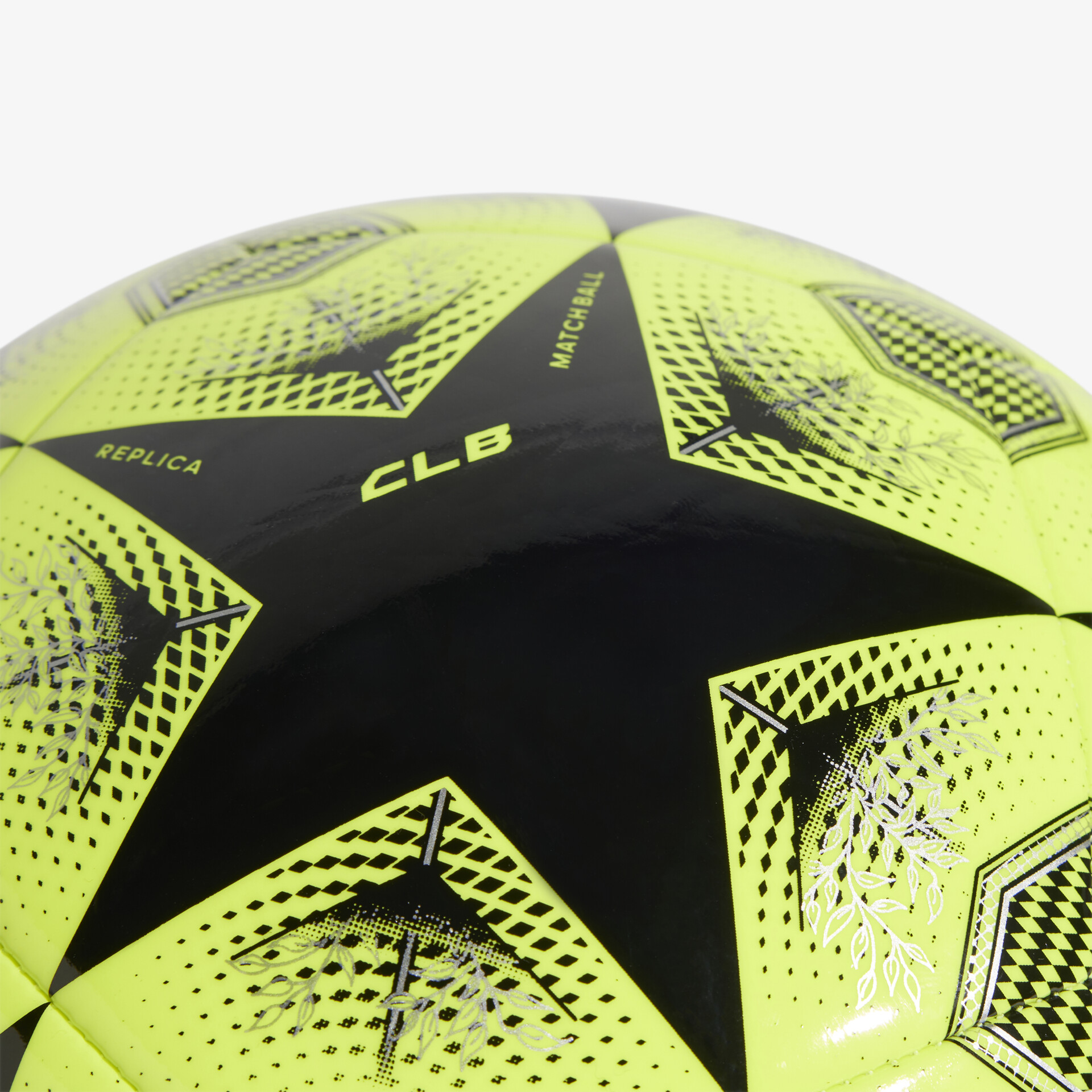 Detailaufnahme eines modernen Fußballs mit Neonfarben und schwarzem Muster, strukturierte Oberfläche für optimale Ballkontrolle