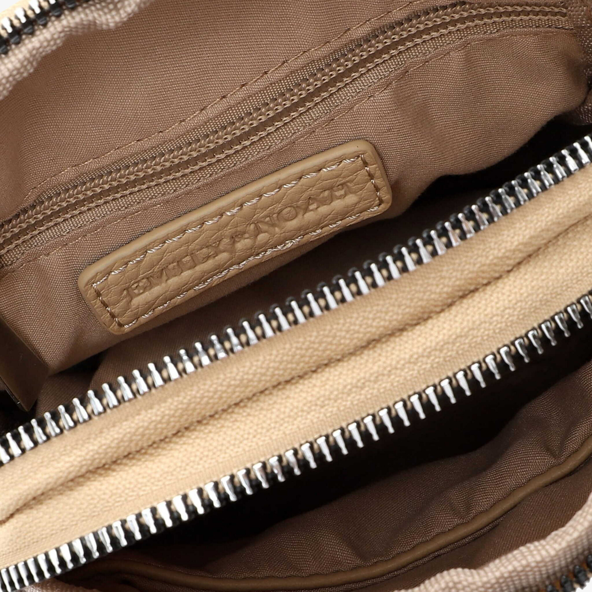 Detaillierte Nahaufnahme eines robusten Reißverschlusses und Innenfachs einer funktionalen Tasche