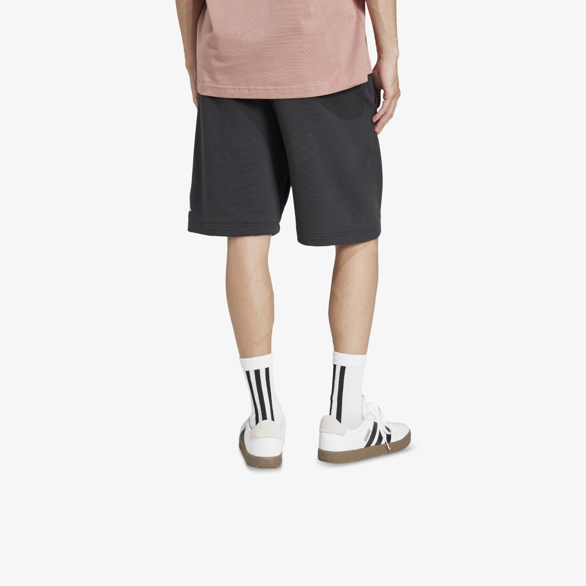 Sportschuhe in schwarzer Shorts getragen, rutschfeste Sohlen, komfortabel und modern im Stil