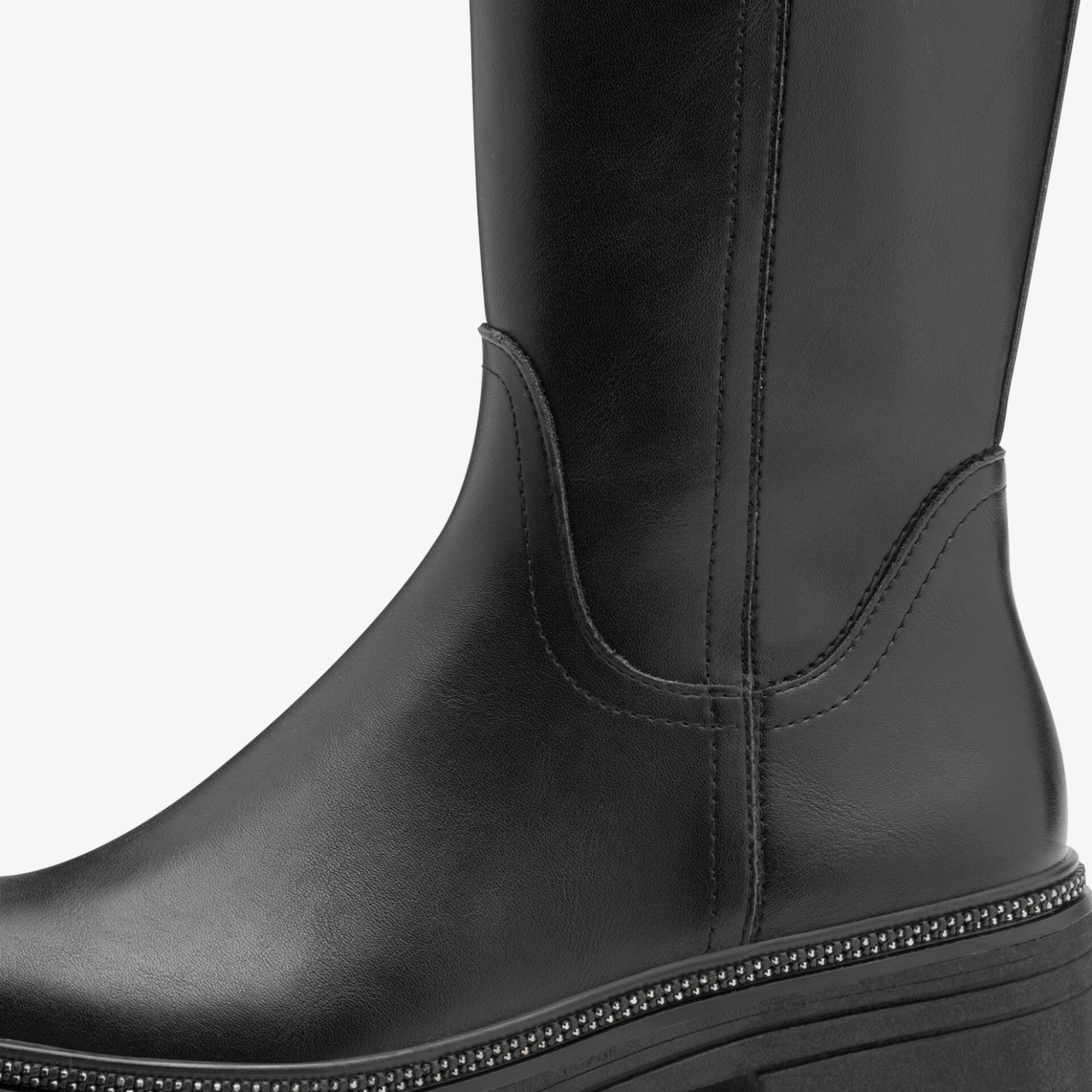 Schwarzer Stiefel mit hohem Schaft und glattem Leder, elegante Nahtführung und bequeme Sohle, seitliche Ansicht