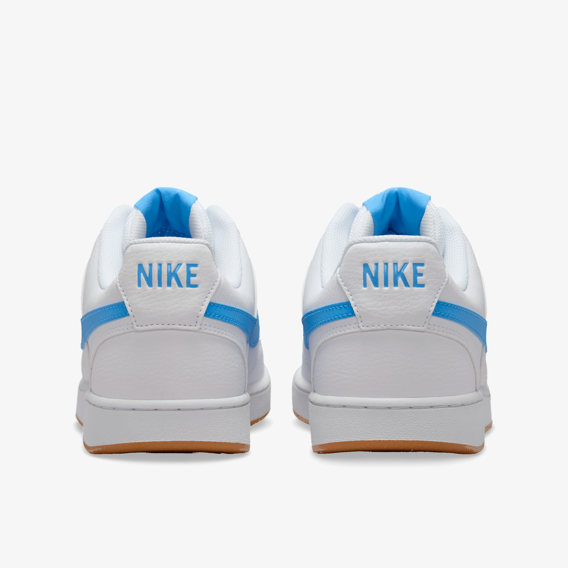 Weiße Nike Sneaker mit blauen Details, sportlich und bequem, Rückansicht