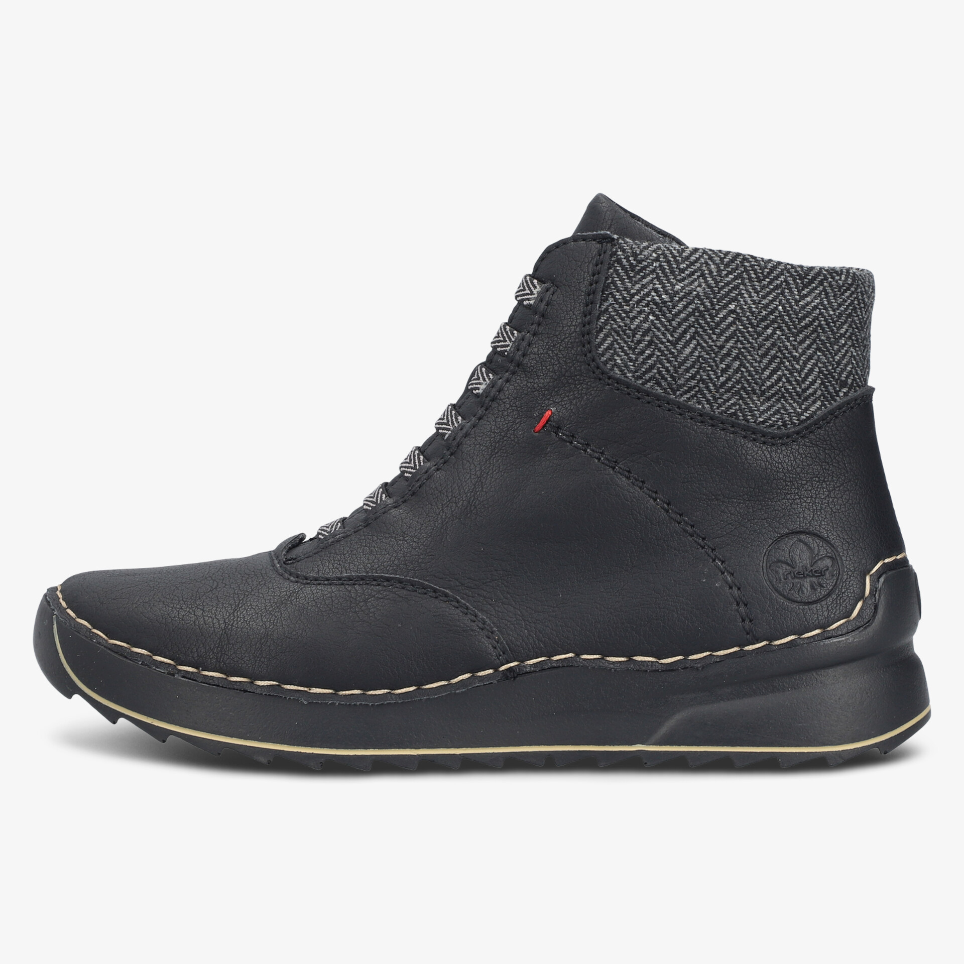 Moderner schwarzer Schuh mit seitlicher Ansicht, weichem Polster und komfortabler Sohle, ideal für Alltag und Freizeit