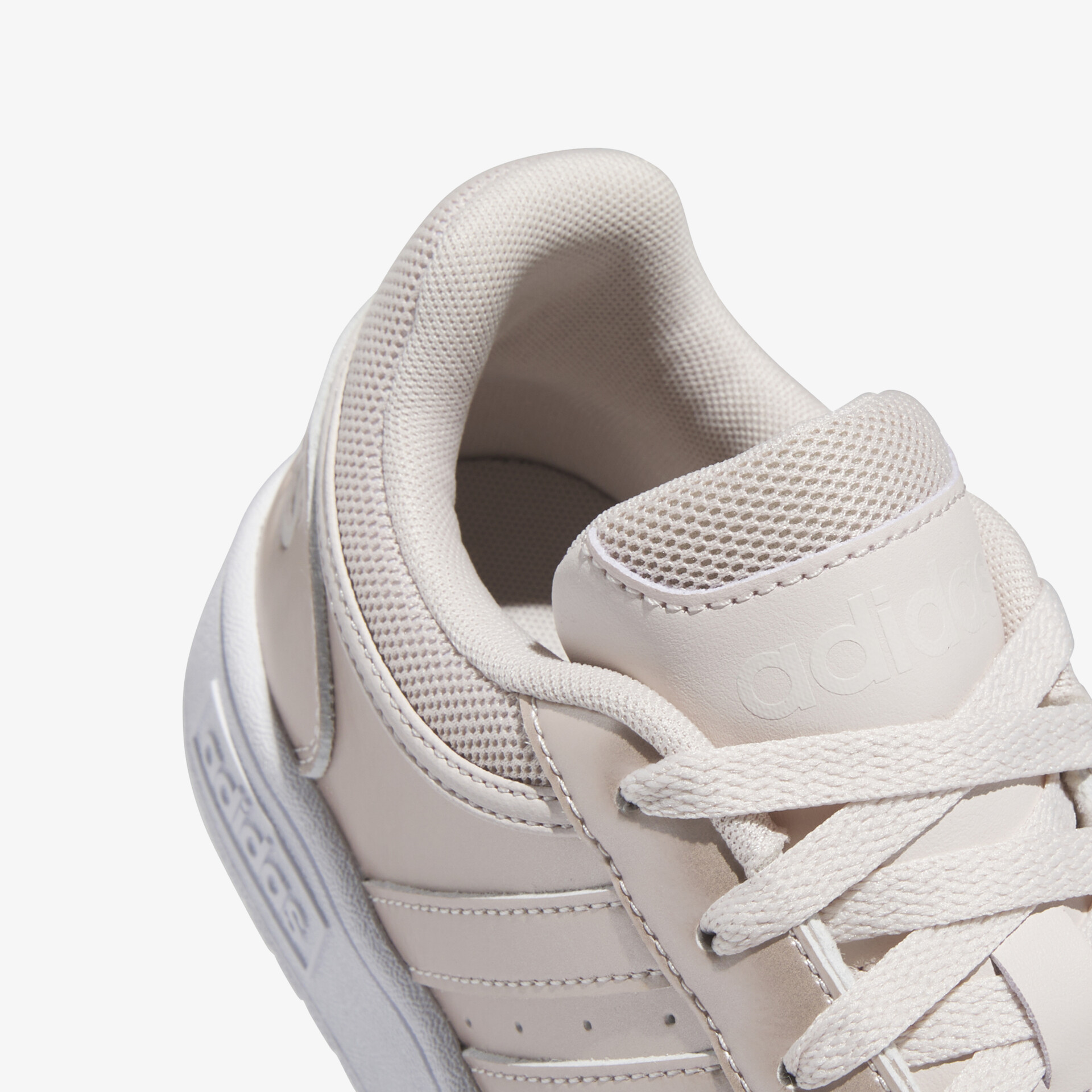 Detailansicht eines cremefarbenen Sneakers mit bequemer Polsterung und hochwertiger Schnürung