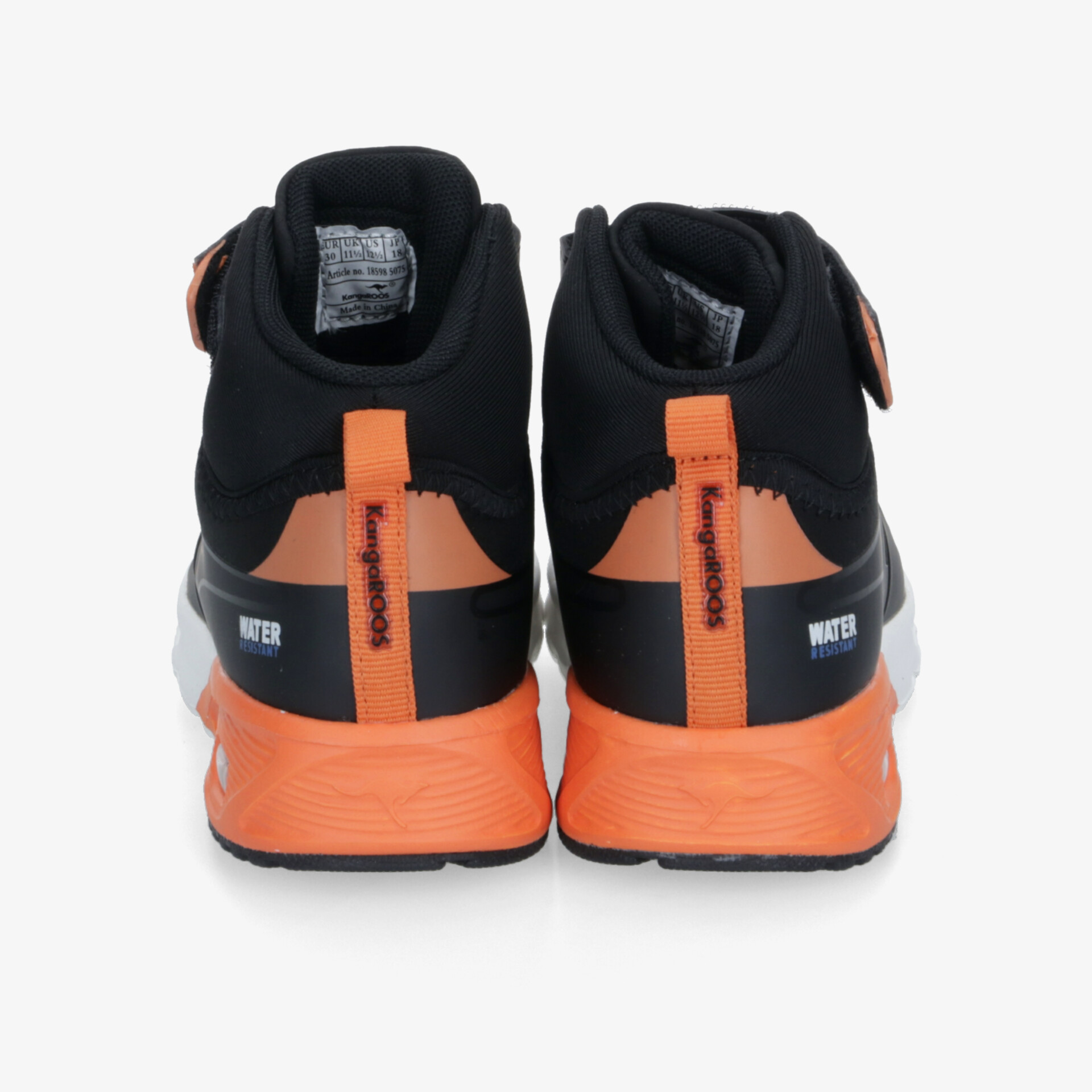 Robuste Sportschuhe mit schwarzem Obermaterial und markanten orangen Akzenten, bequeme Passform, rutschfeste Sohlen