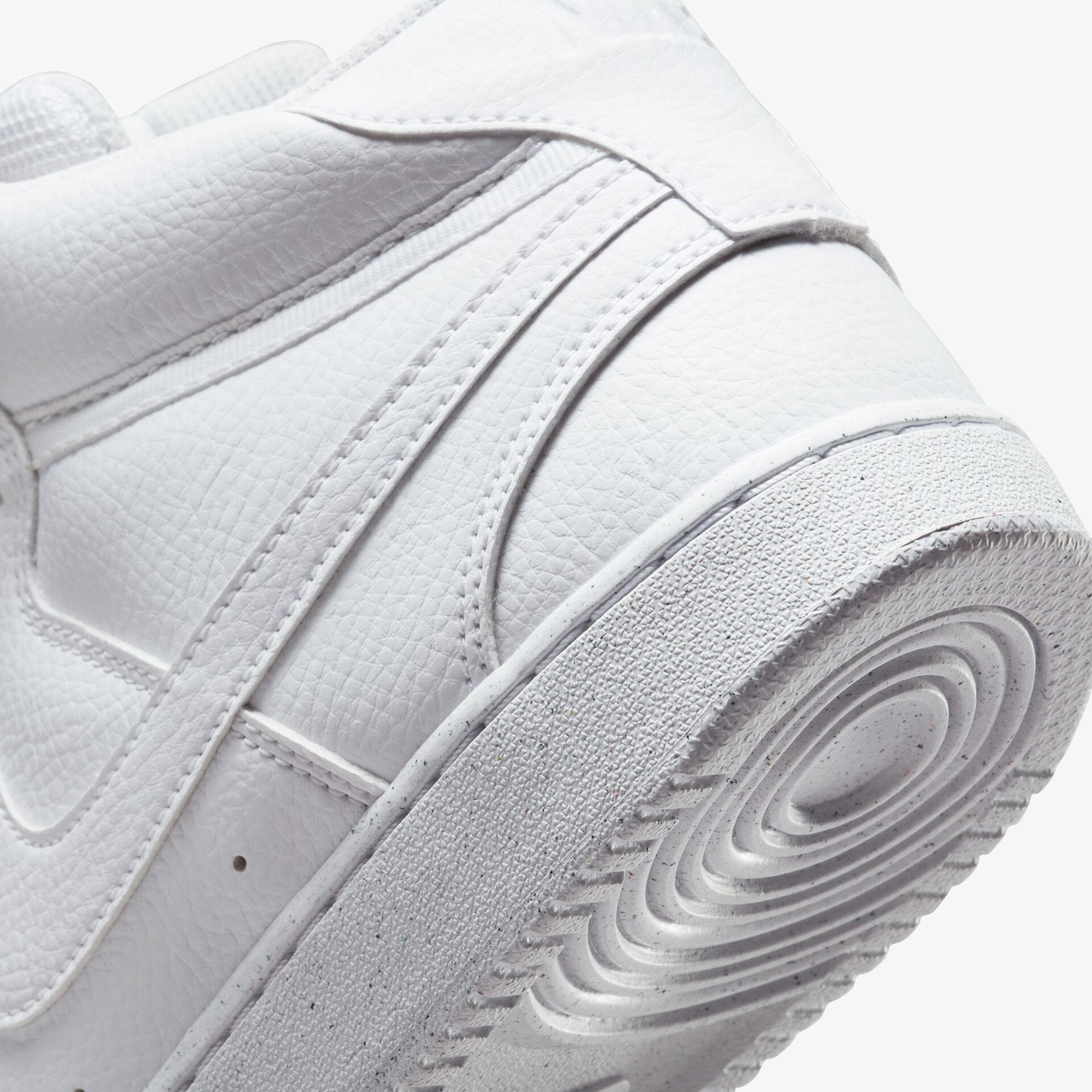 Sportlicher weißer Sneaker mit strapazierfähiger Sohle und modernem Design.